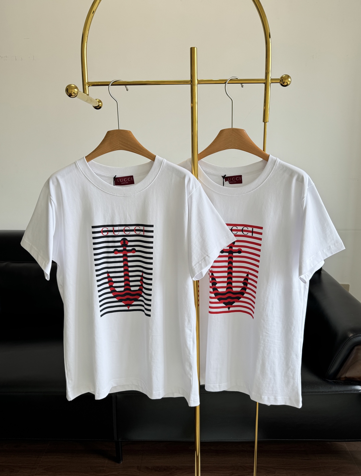 NO:435488,——gucci letter anchor printed T-shirt. The upper body is so handsome!  !  It's a simple, capable and high-quality approach!  The style is simple, but you can keep it on the logo!  !  Very exquisite and more fashionable. The printing part adopts high-quality printing technology, with clear patterns and bright colors!  Code count s-xl, gucci,tees,t-shirt,alexander wang19860909——gucci 字母船锚印花T恤 上身太帅了！！ 就是简洁 干练 高逼格的路数！款式简单 但小心机都留在logo上！！非常精致.更显时尚感.印花部分,更是采用了高品质的印花技术,图案清晰,色彩鲜艳！ 码数s-xl,,gucci,tees，t-shirt,alexander wang,Women's clothing