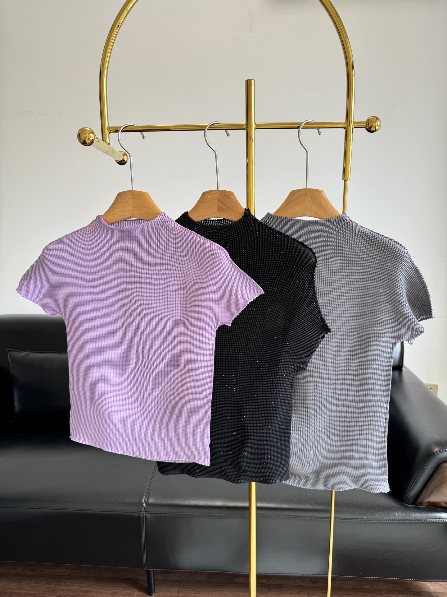 NO:435500,——Isai Miyake, wrinkled top, elegant and elegant!  Miyako Issue in summer, the basic slim half-sleeved top is an indispensable quality for every lady's wardrobe. The texture of Miyako is crisp and skinny, short-sleeved design, cool and fashionable, and the half-sleeved style can perfectly modify the lines of the arm. This fabric looks light and flowing, light and thin, breathable and not stuffy, and it can easily have a casual elegance. It is paired with a skirt in daily life, or 19-point straight-leg pants, and it is easy and free to coexist with temperament!  Size: One Size Purple Black Gray, isseymiyake, skirts, T-shirt, alexander wang19860909——三宅一生 褶皱上衣 气质优雅系！夏季三宅一生褶皱基础款显瘦半袖上衣.每位女士衣橱不可或缺的精品,肌理三宅挺括又骨感,短袖设计,凉快又时髦,半袖的款式,又能完美修饰手臂线条. 此款面料显轻盈飘逸,轻薄面料,透气不闷热,轻松拥有随性的优雅感,日常搭配一条半裙,以或者一九分直筒裤,轻松自由 气质并存！ 尺码:均码 紫色 黑色 灰色,,isseymiyake,skirts,T-shirt,alexander wang,Women's clothing