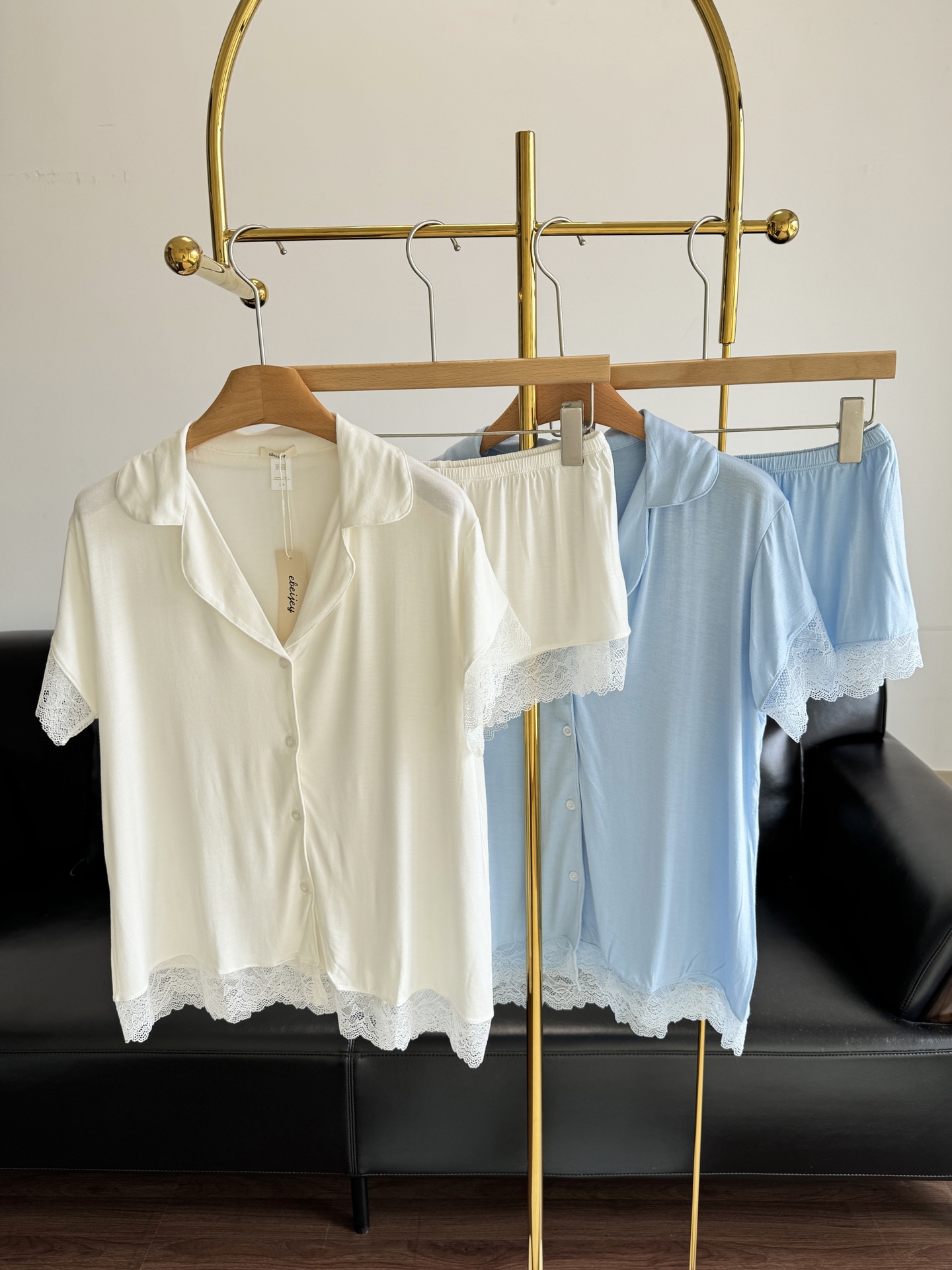 NO:435928,——Eberjey American light luxury modal short-sleeved home clothes lace pajamas set!  Pure OEM good goods!  One counter set is more than one thousand, we can discount it!  This is the channel advantage!  A good set of home clothes is really self-healing!  Every day is a relaxed and pleasant feeling of happiness~ Code number xs-m White blue, T-shirt, alexander wang19860909——Eberjey美国轻奢莫代尔短袖家居服蕾丝睡衣套装！ 纯纯代工好货！专柜一套一千多,咱们一折价！这就是渠道优势！一套好的家居服真的太自愈了！每天都是轻松愉快的幸福感～ 码数xs-m 白色 蓝色,,T-shirt,alexander wang,Women's clothing