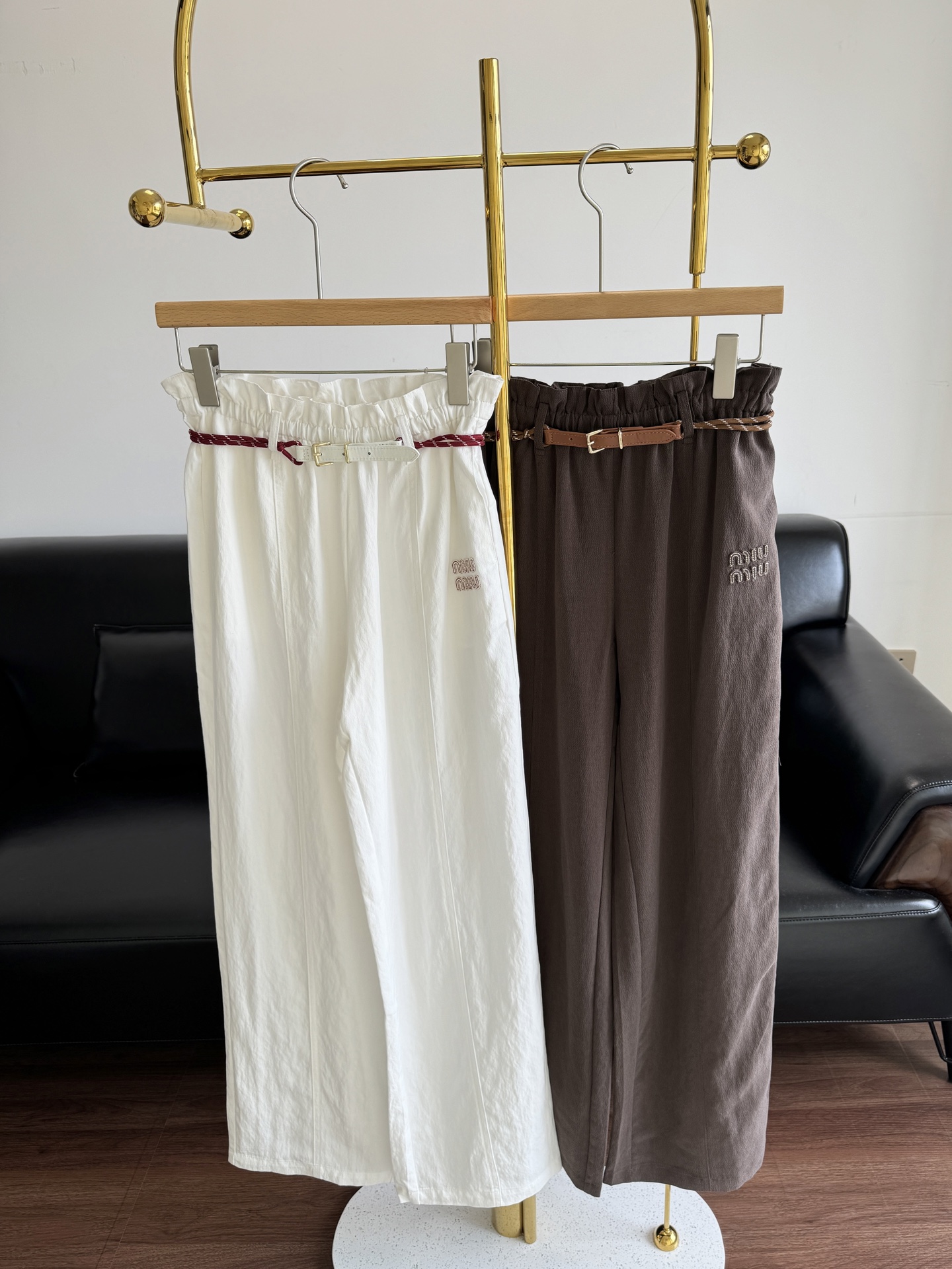 NO:435932,——Miu Miu25 new contrasting embroidered elastic waist casual pants, versatile colors, high-end and high-end custom fabrics, full of high-end and casual visual feast, a versatile item that must be bought in all seasons, customized fabrics, great texture, full of lazy style, goddesses must be used as magical artifacts!  The style is versatile and not picky. It stretches the line proportions and makes the upper body beautiful!  SML white brown, miumiu, alexander wang19860909——Miu Miu25新款撞色刺绣松紧腰休闲裤 颜色百搭高级 定制面料尽显高级随意感 视觉盛宴 四季必入的百搭单品 订制面料,质感巨好,慵懒范儿十足 女神必入神器！ 版型百搭不挑人 拉长线条比例 上身美的不要不要的！ 码数sml 白色 棕色,,miumiu,alexander wang,Women's clothing