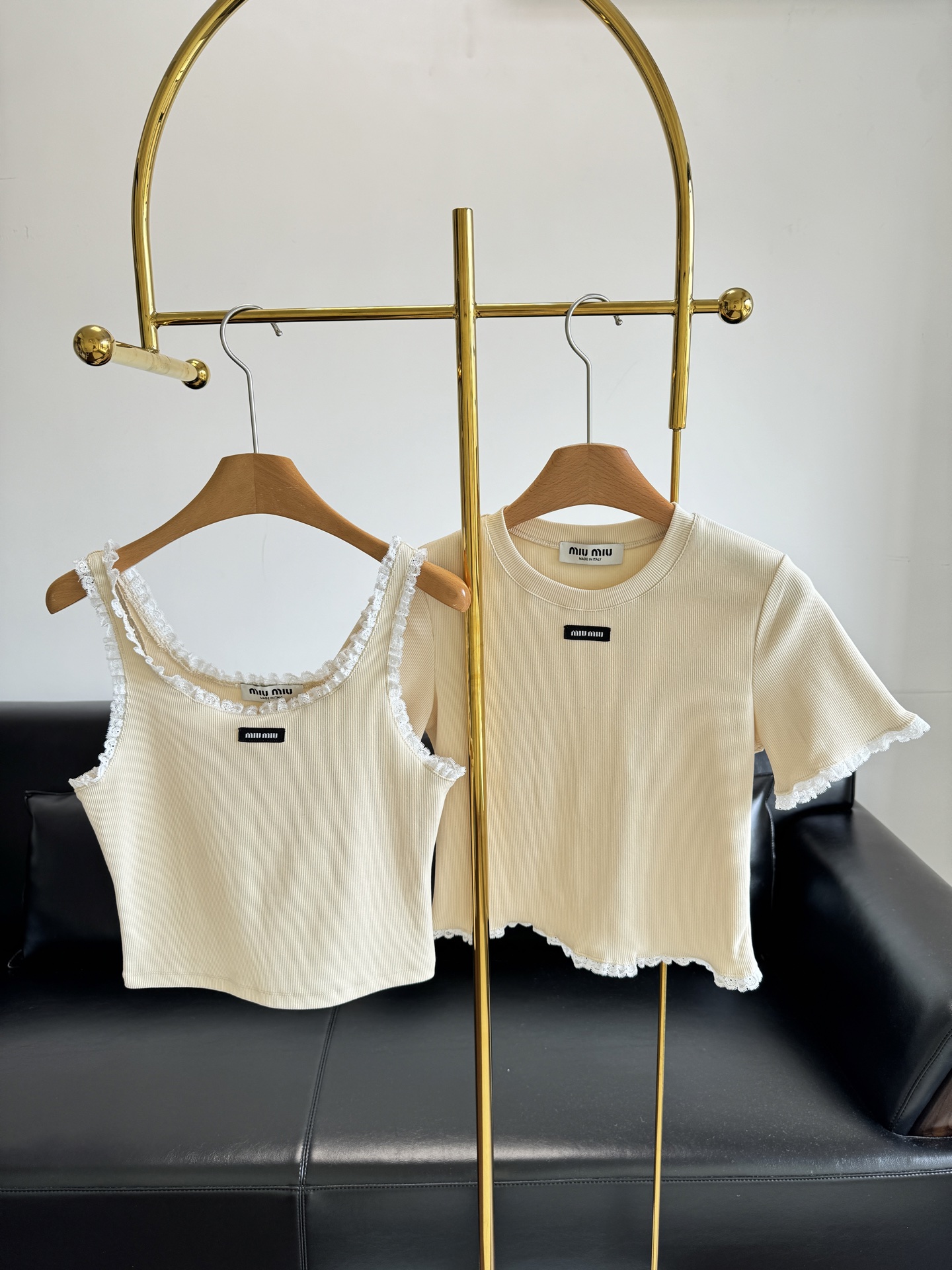 NO:436281,Short sleeves for vest Miumiu new lace lace knitted short sleeves round neck knitted short sleeves cut, beautifying the proportion of head and shoulders, making the whole body vertical pit strip texture, visual slimming and more literary. Lace lace decoration on the cuff hem, combined with the letter logo on the chest, strong retro style, regular style to accommodate the figure, elastic and sweet and fashionable S/M/L vest short sleeves,,miumiu,T-shirt,alexander wang19860909背心短袖 Miumiu新款蕾丝花边针织短袖 圆领针织短袖剪裁,美化头肩比例更显瘦 通体竖坑条纹理,视觉显瘦更显文艺 袖口下摆蕾丝花边装饰,配合胸前字母徽标装饰 复古风格强烈,常规版型包容身材 弹力十足甜美洋气 码数S/M/L 背心 短袖,,miumiu,T-shirt,alexander wang,Women's clothing