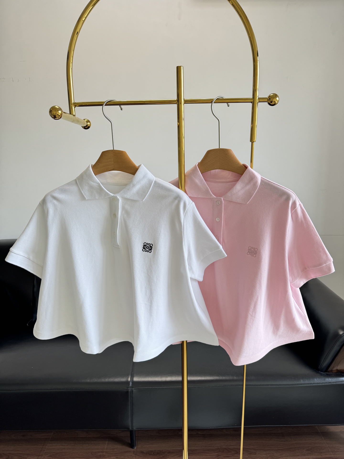 NO:436287,——LOEWE/Luo Yiwei cotton short Polo collar short sleeves, so good cloak Polo short sleeves, the cloak-shaped Polo short sleeves are so cute!  !  !  He seems to be well-behaved!  This fabric is cotton so it is very comfortable and breathable!  Wear it simple and chic in summer. SML sml white pink, loewe, loewe, T-shirt, alexander wang19860909——LOEWE/罗意威棉质短款Polo领短袖 好乖的斗篷Polo短袖 斗篷造型感的Polo短袖太可爱了吧！！！显得整个人都乖巧起来了！这个面料是棉质的所以非常舒适透气！夏季穿它简约又别致 码数sml 白色 粉色,,loewe,loewe,T-shirt,alexander wang,Women's clothing
