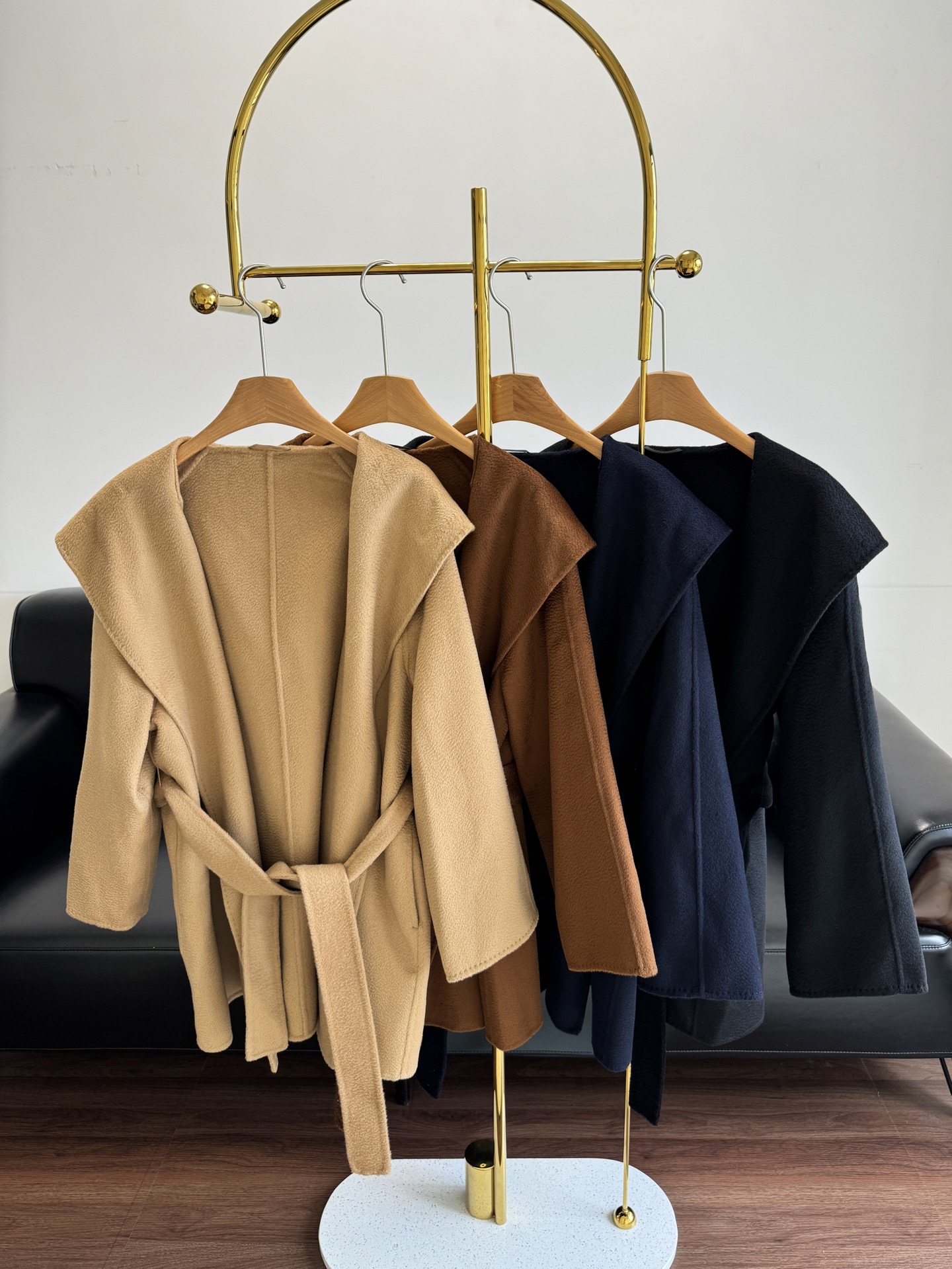 NO:436299,Welfare model - Max maraGas short coat is especially suitable for petite girls!  Every year there is one of the styles that many people buy!  It is always out of date, and classic and durable~ Pure wool is very soft and warm!  This texture is really not ordinary. The fabric is crisp and not bloated!  The meticulous work and the real materials are super high in quality!  The upper body shows its temperament and looks super beautiful no matter how it interprets it!  From every angle, you can find this different beauty. I have to admire the Max designer's advanced fashion sense and wild imagination!  Code sml camel black caramel navy blue, alexander wang19860909福利款——Max maraGas短款大衣 特别合适个子娇小的女生们！每一年都有很多人入手的款式之一！永远都不过时,而且经典耐看～ 纯羊毛非常柔软且保暖！这质感真不是一般的赞面料厚甸挺括 不臃肿！精工细作加之真材实料超高品相不予言表！上身超级显气质无论怎么演绎都宪美！从每一个角度去观察都能发现此款不同美感,不得不佩服Max设计师那超前的时尚嗅觉跟天马行空般的想象力！ 码数sml 驼色 黑色 焦糖色 藏蓝色,,alexander wang,Women's clothing