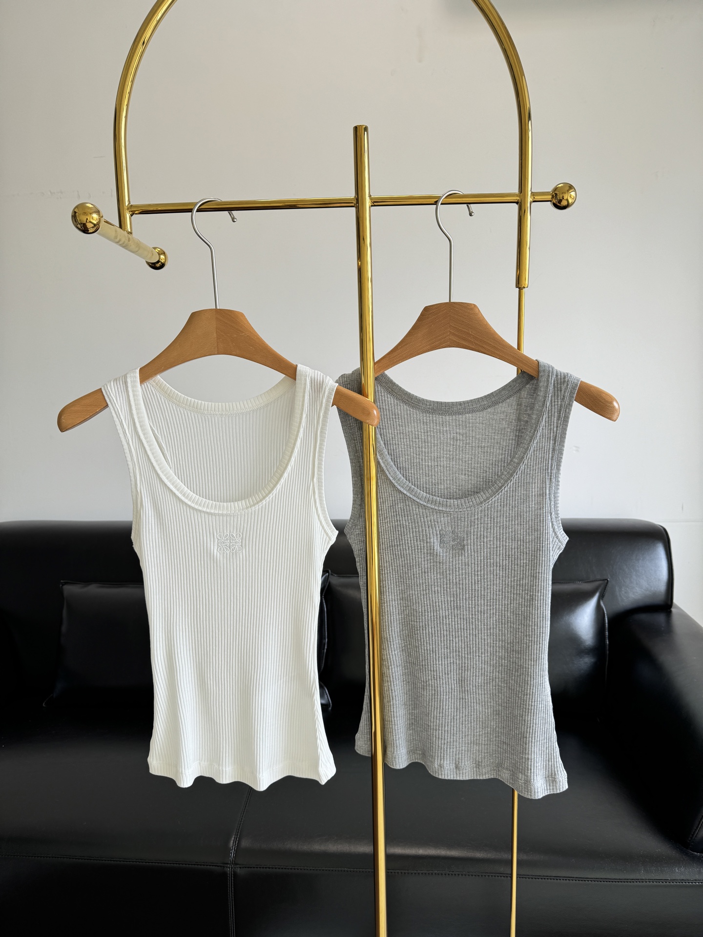 NO:436633,——Loewe logo embroidered vest The overall design adopts embroidered thread jersey. The style is simple and elegant. This style has the effect of adjusting the body proportions. The I-shaped style is cut, which makes you look slim and high-end. When you wear it, you will be the most beautiful baby walking on the street!  Count sml white black, loewe,alexander wang19860909——loewe logo刺绣背心 整体采用了刺绣螺纹平纹针织设计 款式简约大方 这种版型自带调节身材比例的功效 工字版型裁剪,既显瘦又高级,穿上它,你就是那个走在街上最靓的崽！ 码数sml 白色 黑色,,loewe,alexander wang,Women's clothing