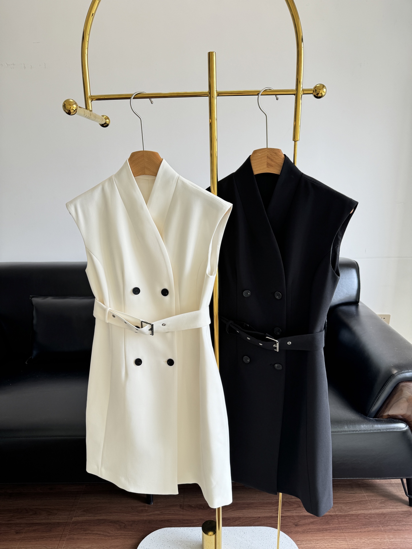 NO:436623,——Diro Vest Dress Help! This vest skirt is too expensive! It's really amazing! It's instantly doubled when worn. Wool silk, with a great draping feeling. The vest design covers the flesh and makes you look slim, and the small belly is instantly invisible. High waist A-shaped style, lengthens the leg proportions, and becomes long legs in seconds. Paired with a suit jacket, it's the queen of the workplace, and wearing it alone is gentle. The young lady is really amazed by this skirt! Sisters are done! Size sml, skirts, jackets & coats, business suit, real silk, alexander wang19860909——Diro 马甲连衣裙 救命!这条马甲裙也太显贵了吧! 真的绝了!穿上身瞬间贵气翻倍 羊毛真丝,垂坠感超好,马甲设计遮肉显瘦,小肚腩瞬间隐形 高腰A字版型,拉长腿部比例,秒变大长腿 搭配西装外套就是职场女王,单穿就是温柔小姐姐真的被这条裙子惊艳到了!姐妹们冲就完事了! 码数sml,,skirts,jackets & coats,business suit,real silk,alexander wang,Women's clothing