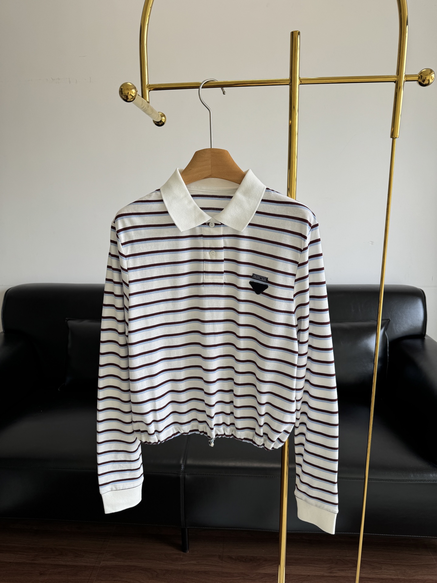 NO:436627,——Prada 2025 lapel striped long-sleeved top, presenting a slim visual effect, the whole body is intertwined, the style is refreshing and full of navy, the three-dimensional triangle letter logo shape on the chest, relaxed and fashionable, the style is instantly taken to a step, the wide-fitting hem is adjusted by drawstring to create a personalized style of high street. Size sml, prada, alexander wang19860909——Prada 2025翻领条纹长袖上衣  呈现显瘦视觉效果 通体条纹交织 风格清爽充满海军气息 胸前立体三角字母徽标造型 松弛时髦 瞬间格调走上一个台阶 宽大版型衣摆以抽绳调节松紧 打造高街个性风格 码数sml,,prada,alexander wang,Women's clothing