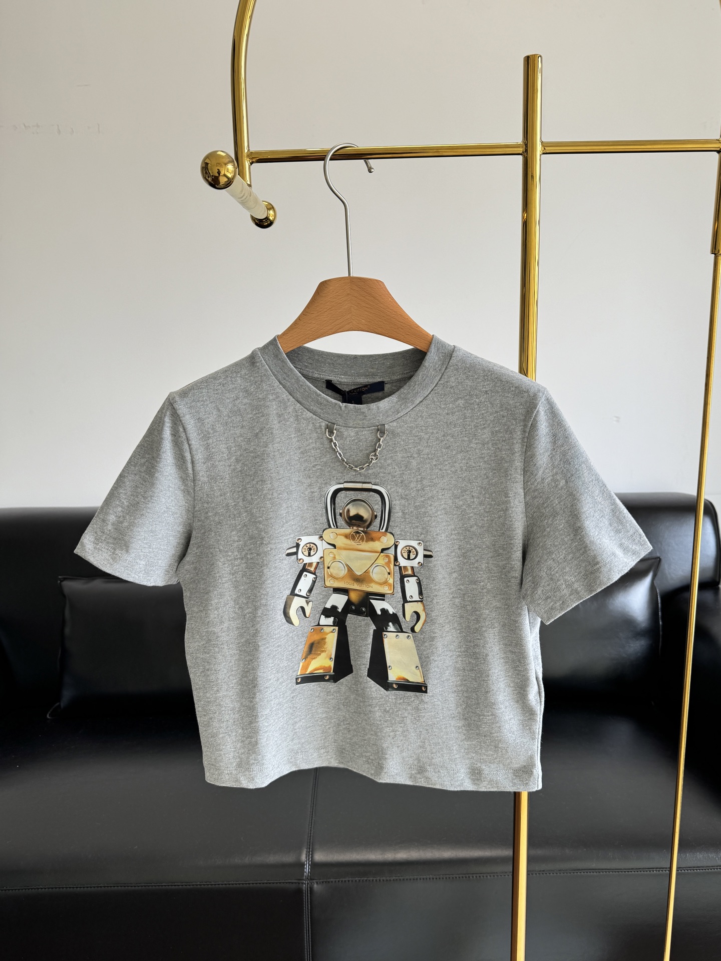 NO:436639,——Lv25s spring and summer new product Robot Print Series Short-sleeved T It’s time to update your wardrobe!  The metal robot MONOGRAM icon on the short-sleeved T-shirt is the finishing touch, classic and unique!  The fabric is soft and comfortable cotton knitted, skin-friendly and breathable, and it won’t be stuffy in summer~ Moreover, this T-shirt is a small short style, which is really super slimming!  Whether you have an apple-shaped body or a pear-shaped body, you can easily control it!  Count sml, louis vuitton, T-shirt,tees, t-shirt,alexander wang19860909——Lv25s春夏新品 机器人印花系列短袖T 是时候更新你的衣橱啦！ 短袖T恤上的金属机器人MONOGRAM图标简直是点睛之笔,经典又不失个性！ 面料是柔软舒适的棉质针织,亲肤透气,夏天穿也不会闷热哦~ 而且这款T恤是小短款版型,真的超级显瘦！不管你是苹果型身材还是梨型身材,都能轻松驾驭！ 码数sml,,louis vuitton,T-shirt,tees，t-shirt,alexander wang,Women's clothing