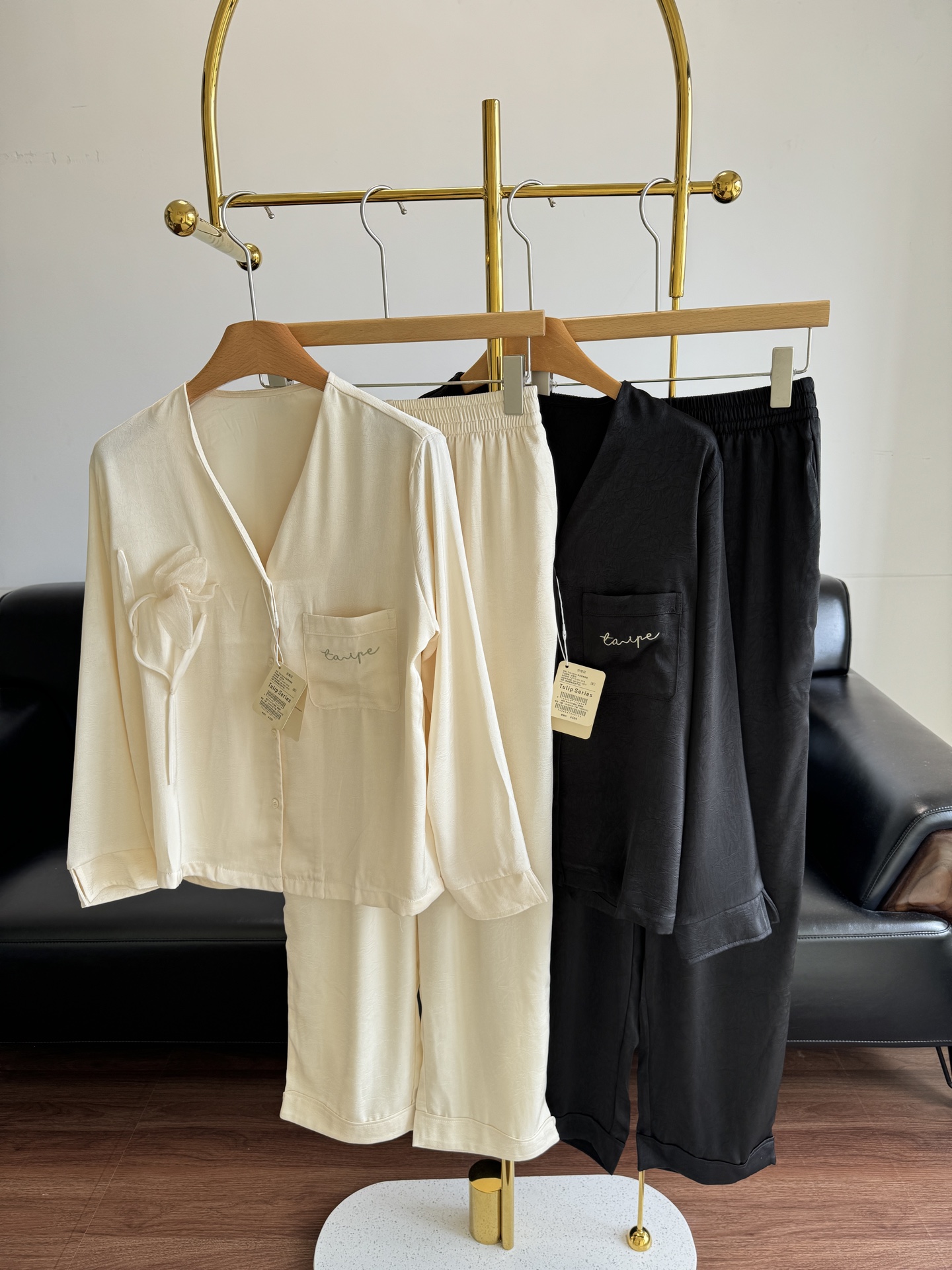 NO:504176,——CremeSuFleur series home clothes for women's handmade three-dimensional tulip French romantic satin pajamas set, Hepburn black & champagne skin color optional, soft and glutinous satin luster fabric superimposed with flower grabbing technology, and thin mesh is used to create a body tulip effect on the chest, which is gentle and elegant, and very exquisite!  code sml, silk fabric,alexander wang19860909——CremeSu弗勒系列家居服女手工立体郁金香法式浪漫绸缎睡衣套装 赫本黑&香槟肤两色任选 软糯的绸缎光泽面料叠加抓花工艺 并且选用轻薄网纱在胸前做成立体郁金香效果,温柔优雅,也很精致！ 码数sml,,silk fabric,alexander wang,Women's clothing