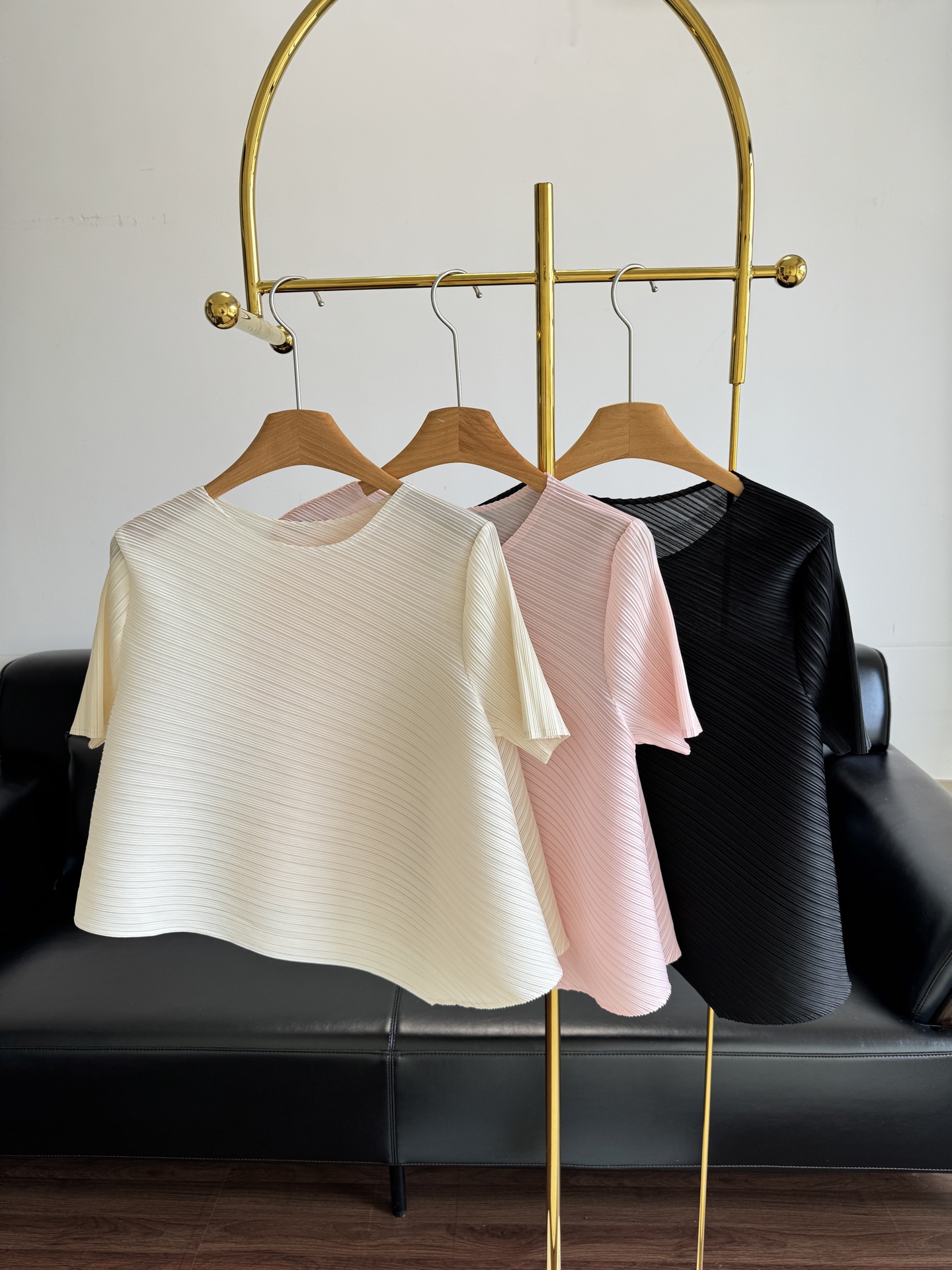 NO:437169,——Issey Miyake Irregular pleated tops incorporate irregular designs to make the overall look more layered and fashionable! First of all, its pleated design can cover the fat on the belly and buttocks well, making you look more slender and slender! The simple and super beautiful pleated pleated pleated craftsmanship has a full texture with a glossy texture, and the fabric has a sufficient horizontal elasticity and extension. Sizes are one size, isseymiyake, alexander wang19860909——三宅一生 不规则褶皱上衣 融入了不规则设计,让整体看起来更加有层次感和时尚感! 首先,它的褶皱设计可以很好地遮住小肚子和臀部的赘肉,让你看起来更加纤细和修长!简约又超美的百褶压褶工艺,带有光泽感的饱满肌理,面料横向弹性延展力很足 尺码均码,,isseymiyake,alexander wang,Women's clothing