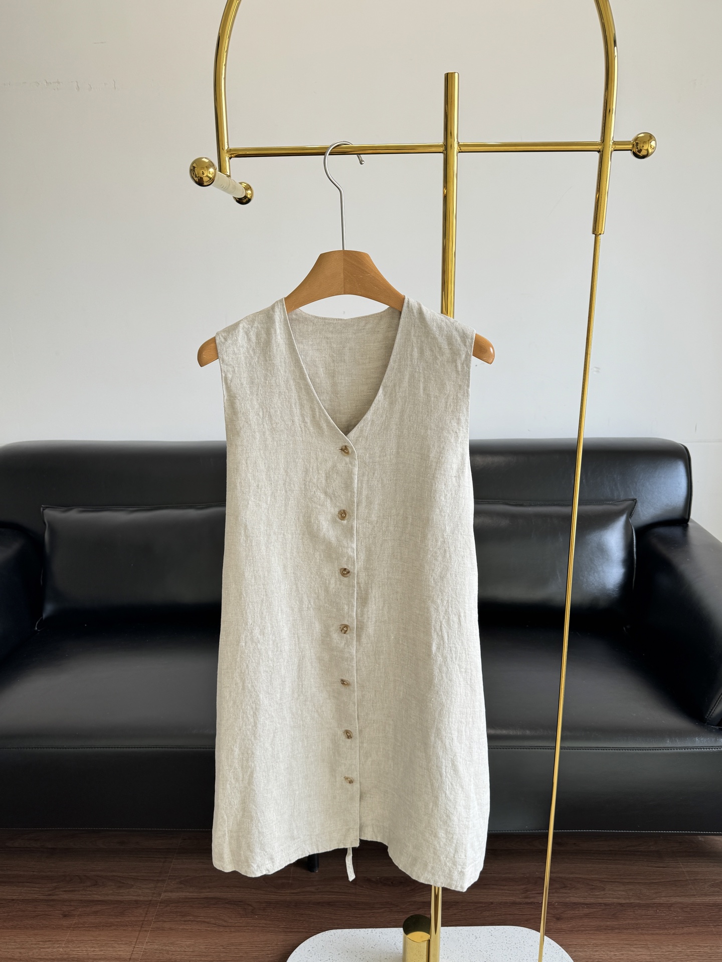 NO:437152,——COS linen V-neck single-breasted sleeveless dress This one is too literary and gentle!  It is a versatile C-position item in summer. Wear straw bags on vacation and just hold the slack feeling!  Recommended recommendations!  It is an existence that can be seen at a glance in the crowd. It does not rely on logos to add it, but mainly to make up fabrics and styles~ A row of buttons embellishments are simple and yet designed. When you wear it, whoever wears it is a goddess of temperament~ Light beige linen material is breathable and skin-friendly, full of high-end feeling. The summer feel is refreshing and comfortable!  !  34 36 38, espadrilles, skirts, alexander wang19860909——COS 亚麻V领单排扣无袖连衣裙 这条也太文艺太温柔了吧！ 是夏季百搭C位单品哈,度假穿草编包直接拿捏松弛感！推荐推荐！ 是人群中一眼就能看到的存在 不靠logo加身,主要就是拼面料和版型~ 一排纽扣点缀,简约又不失设计感 一上身的感觉谁穿谁是气质女神~ 浅米色的亚麻材质,透气又亲肤,满满高级感 夏日感拉满,清爽又自在！！ 码数34 36 38,,espadrilles,skirts,alexander wang,Women's clothing