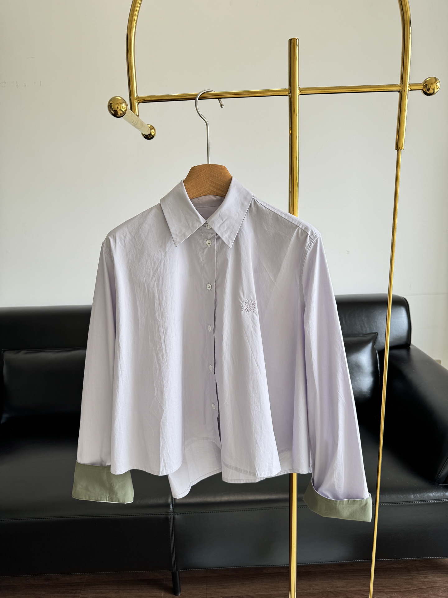 NO:437183,——Loewe/Loewe women's clothing, embroidered short shirt, trapezoidal tailoring shirt, olive green sleeve contrasting color, unexpectedly beautiful!  The fashionable and relaxed tone swept over again, perfectly blending in daily life and vacation sense. SML, loewe, loewe, shirts, alexander wang19860909——Loewe/罗意威女装 刺绣短款衬衫 梯形剪裁衬衣,橄榄绿色的翻袖撞色,让人意向不到的色彩搭配,意外的好看！时髦松弛的调性再度席卷,在日常感和度假感中完美融合 码数sml,,loewe,loewe,shirts,alexander wang,Women's clothing