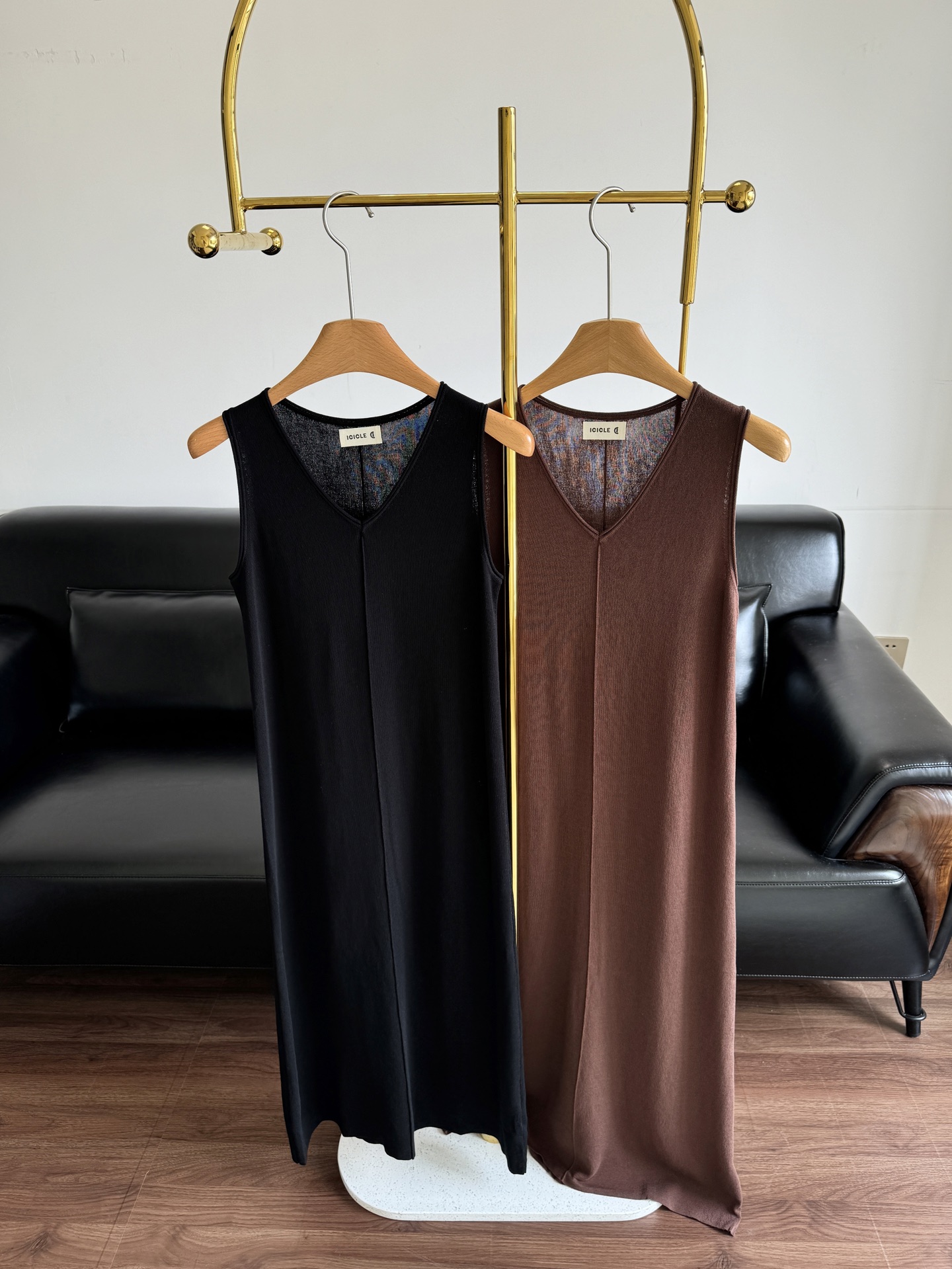 NO:437133,——ICICLE Zhihe women's early spring new silk linen vest dress Comfortable and easy to wear silk linen dress Simple lines create a casual and fit long straight silhouette!  Easy to show casualness and elegance~ The sleeveless design is simple and elegant. You can match a cardigan outside, which has a more layered and beautiful look, and the return rate is very high!  Wearing it instantly becomes the focus of everyone!  Size sml, skirts,alexander wang19860909——ICICLE之禾女装早春新款丝麻背心连衣裙 舒适易穿着的丝麻连衣裙 简约线条打造休闲合身的长直廓形！轻松展现随性与优雅～ 无袖设计简约大方,外面可以搭配小开衫,更有层次美感,回头率非常高哦！穿上它瞬间成为众人焦点！ 尺码sml,,skirts,alexander wang,Women's clothing