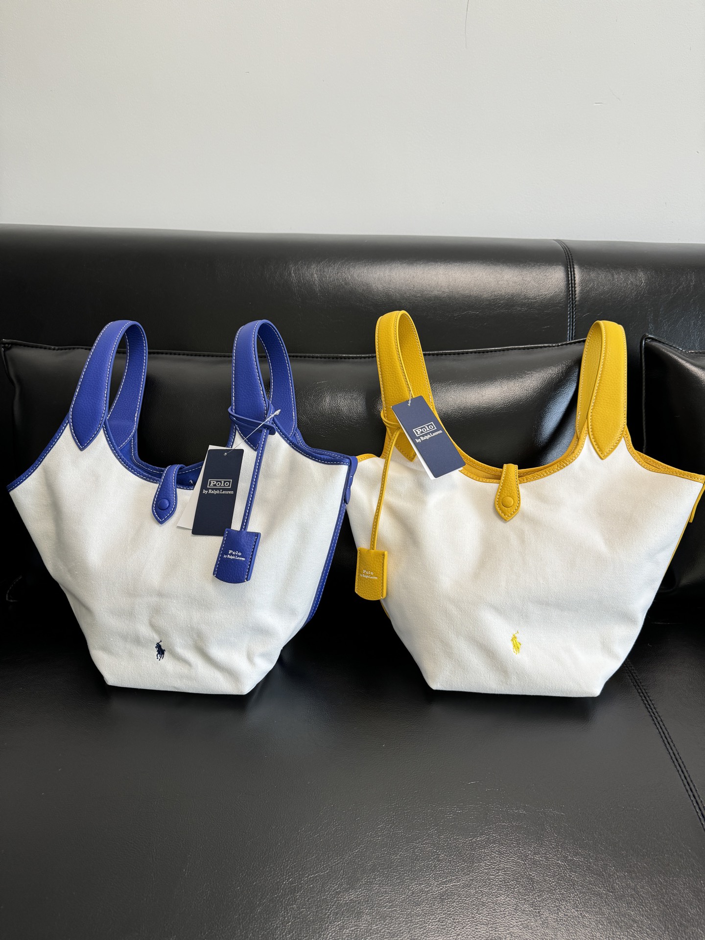 NO:437859,——The channel goods for the Ralph Lauren brand’s vegetable basket bag, the classic pony logo is the brand logo. The color combination is fresh and eye-catching, the style of canvas and leather splicing is casual and textured, and the solid-color leather style shows simple and high-end. Whether it is daily outing or exquisite outfits, it is suitable for adding fashion sense and practicality to the styling, and is a fashion item worth buying. Size 39.2×28.6×17.8,,loro piano,alexander wang19860909——拉夫劳伦菜篮子来了渠道货 拉夫劳伦（Polo Ralph Lauren）品牌的菜篮子包,经典的小马标是品牌标识 .色彩搭配清新亮眼,帆布与皮质拼接的款式兼具休闲与质感,纯色皮质款则尽显简约高级,不管是日常出街还是搭配精致穿搭都很合适,能为造型增添时尚感与实用性 ,是很值得入手的时尚单品. 尺寸39.2×28.6×17.8,,loro piana,alexander wang,Women's clothing