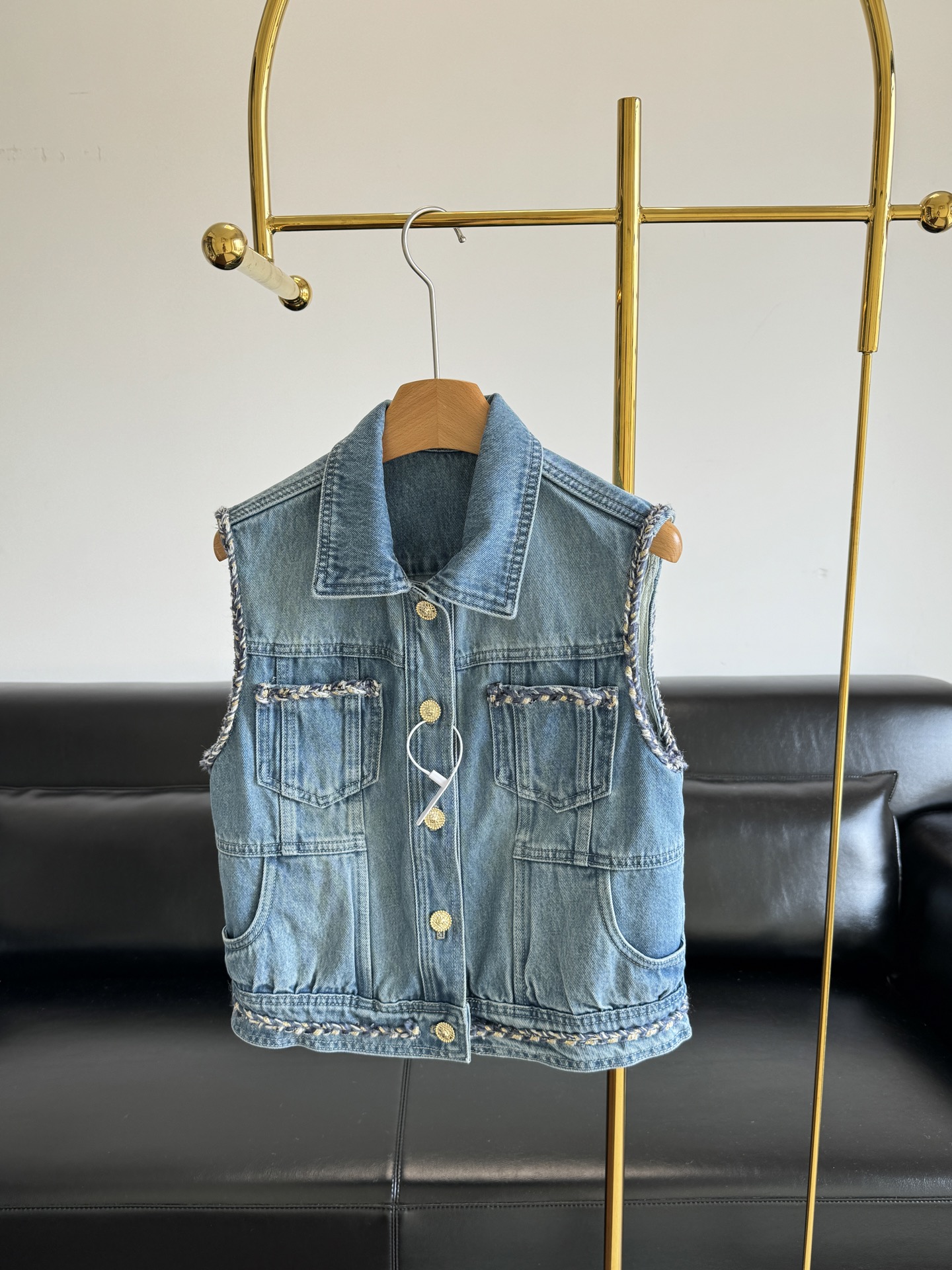 NO:437794,——Chanel 25 new denim vest, a fashionable and relaxing sense perfectly blends the material of this vest is super comfortable washing denim cotton, the neckline and pocket edges are woven with tweed, which will firmly grasp the casualness of the denim and the elegance of the small fragrant style!  Wearing a vest T-shirt on the inner side and a floral skirt on the lower side, all look very good, and it is simply a versatile artifact in the fashion industry!  yards sml, chanel, skirts, shorts, tees, t-shirt, alexander wang19860909——Chanel 25新款牛仔马甲 时尚松弛感完美融合 这款马甲的材质是超级舒服的水洗牛仔棉,领口、口袋边缘用粗花呢编织,把牛仔的随性和小香风的优雅狠狠拿捏！内搭背心T恤,下身搭长裤短裤碎花裙都很好看,简直就是时尚界的百搭神器！ 码数sml,,chanel,skirts,shorts,tees，t-shirt,alexander wang,Women's clothing