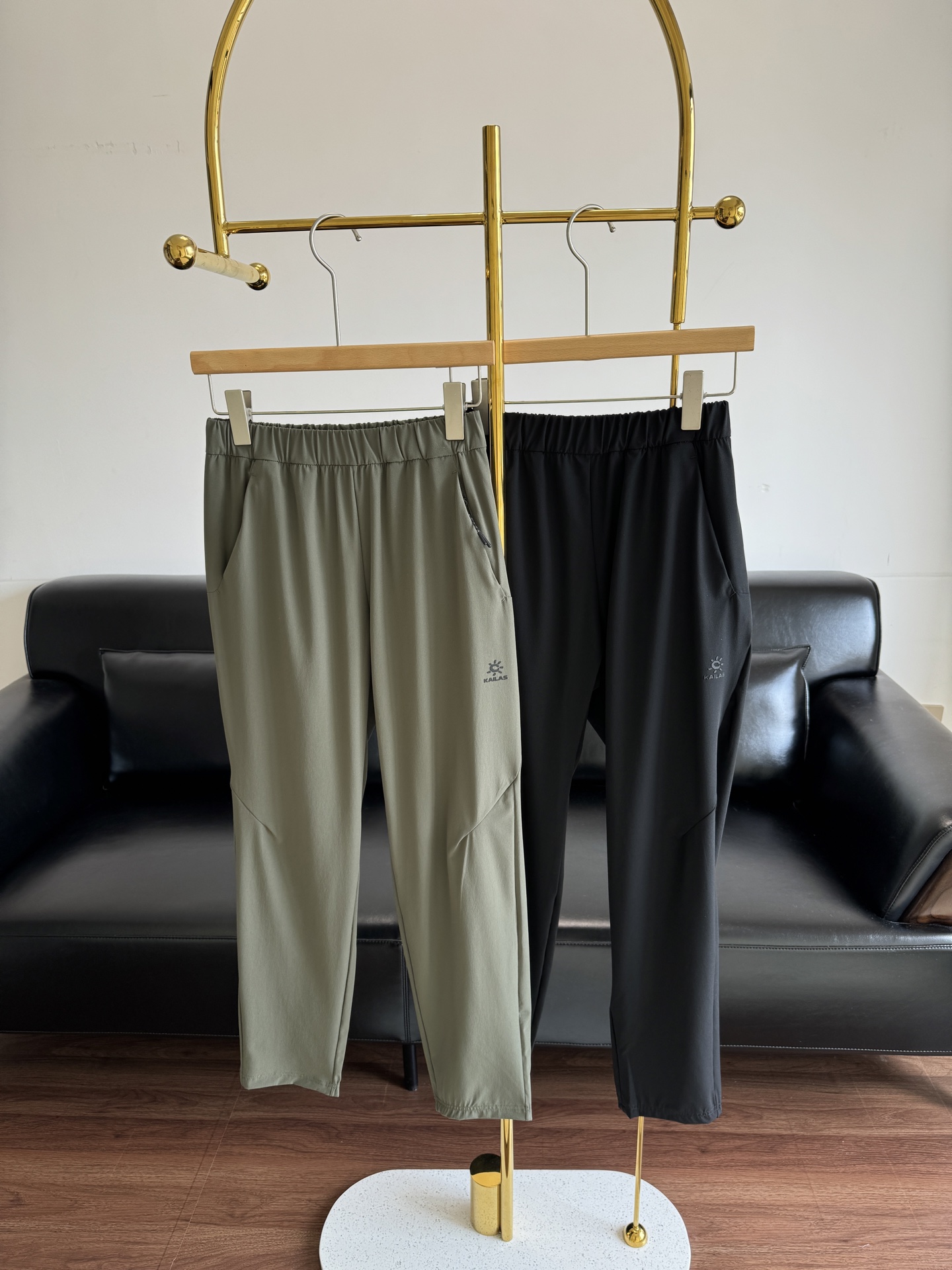 NO:437827,——KAILAS Kaileshi Women's quick-drying elastic, breathable, quick-drying comfortable outdoor sports trousers. The upper body is neat and not sloppy and looks very slim!  The fabric is skin-friendly and hot in summer, and you are still worried about the stuffy and sticky pants?  Kaileshi women's quick-drying pants with powerful functions and fashion genes can help you easily get rid of the troubles of summer outfits and start a refreshing journey. Size S, M, L, XL, alexander wang19860909——KAILAS凯乐石 女款速干弹力透气快干舒适户外运动长裤 上身板正利索 不邋遢 非常显瘦！面料亲肤夏日炎炎,还在为裤子闷热、黏腻而烦恼？凯乐石女款速干裤带着强大功能和时尚基因,帮你轻松摆脱夏日穿搭困扰,开启清爽之旅. 尺码S、M、L、XL,,alexander wang,Women's clothing