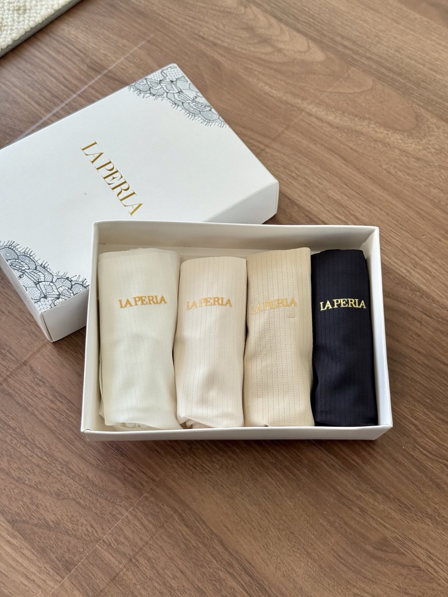 NO:439499,——Ship LP traceless ice silk is breathable for women, breathable, soft, cold, antibacterial, comfortable!  Wear it, let every intimate contact become the gentlest beginning of the day. Not only underwear, but also your little pursuit of a better life. A close-fitting secret tailored for you, light pink, milky complexion, lychee white, classic black. Every choice is a gentle declaration of a better life. Three-dimensional cut style, fit and wrap without a buttock, fit without marks, and you can be confident no matter what coat you wear!  Small and exquisite, inadvertently revealing your fashion taste. The traceless design is full of girlish heart, allowing you to feel pampered in the details. Ice silk fabric is thin and smooth, light and without burden, and every touch is the best care for yourself. A box of four pieces, one size is suitable for weight of 90 to 130 pounds.,,loro piano,alexander wang19860909——出货LP无痕冰丝透气女内 透气,柔软,冰凉,抑菌,舒适！ 穿上它,让每一次的亲密接触都成为一天中最温柔的开始.不仅是内裤,更是你对美好生活的小小追求. 为你量身打造的贴身小秘密,浅粉色、奶肤色、荔枝白、经典黑,每一次选择,都是对美好生活的温柔宣言. 立体裁剪版型,贴合包裹不夹臀,无痕贴合,无论穿什么外衣都能自信！ 小而精致,不经意间透露你的时尚品味.无痕设计,少女心满满,让你在细节中感受到被宠爱. 冰丝面料,纤薄垂顺,轻盈无负担,每一次触感都是对自我最好的关爱. 一盒四条装 均码合适90到130斤体重.,,loro piana,alexander wang,Women's clothing