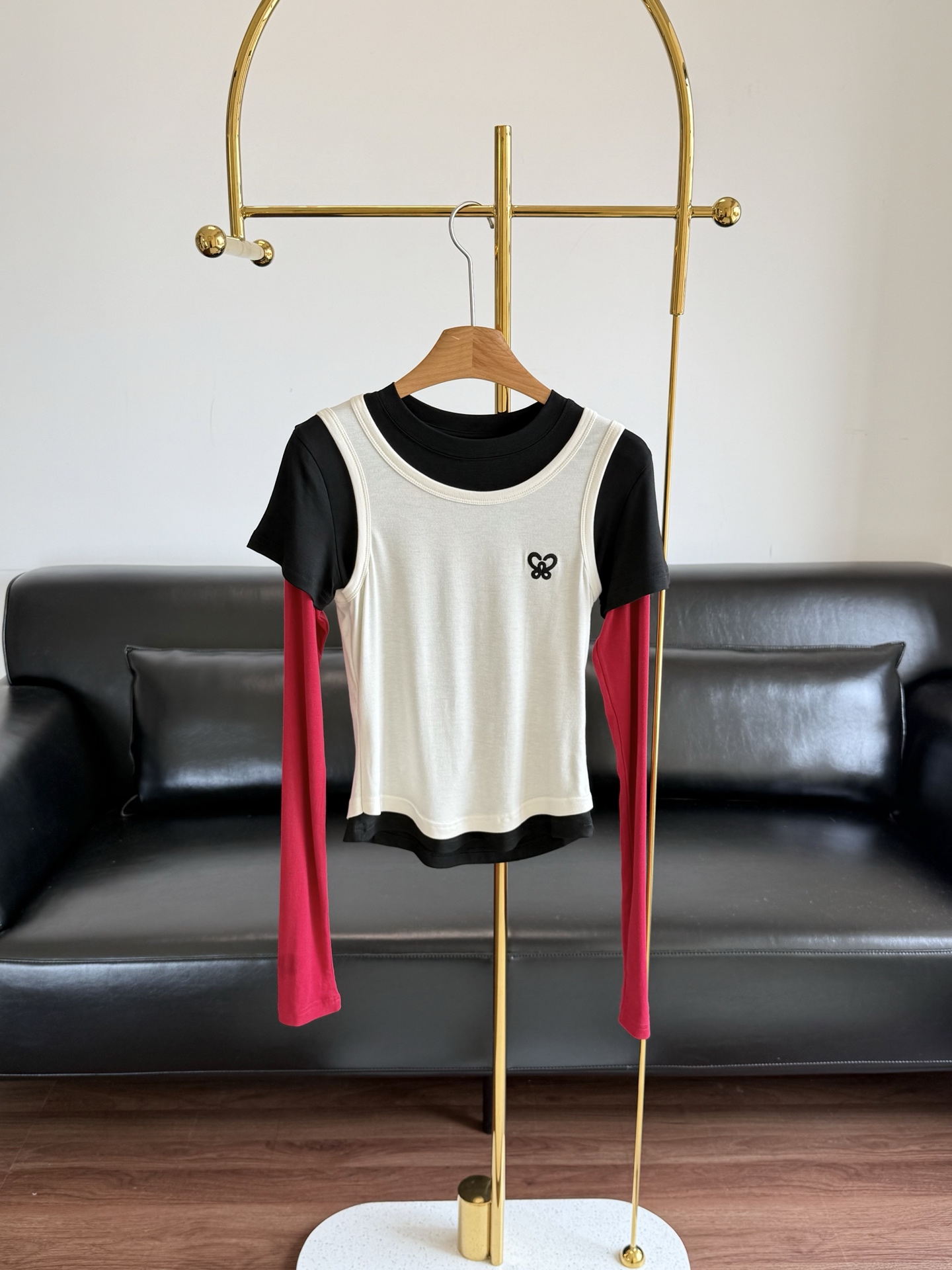 NO:439461,——{Same style as Di Lieba}FORDARE/Fu Die 24 autumn and winter three-piece contrasting T-shirts Wear a slack three-piece T-shirt~ Fake three-piece long-sleeved one-piece layered but not losing the overall feeling. One piece of it will make your look!  Pair it with denim shorts and go out easily in summer~ A casual and comfortable citywalk outfit in summer!  code sml, shorts,tees,t-shirt,alexander wang19860909——{迪丽热巴同款}FORDARE/福蝶24秋冬假三件撞色T恤 穿出松弛感的假三件T恤～ 假三件长袖,层次分明却又不失整体感 一件搞定look！搭配牛仔短裤夏日轻松出门～ 夏日休闲舒适的citywalk穿搭！ 码数sml,,shorts,tees，t-shirt,alexander wang,Women's clothing