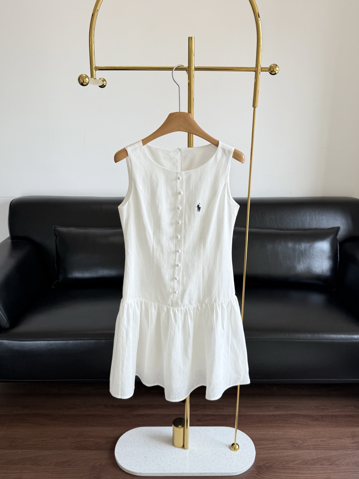 NO:439473,——Ralf Lauren's sleeveless dress. The minimalist cut interprets the classic. The single-row cloth buckle is simple but not monotonous. The placket is single-breasted. The back drip button increases the details of the body. Easily breaks the monotony of the white. The upper skirt is spliced ​​with multiple cut pieces. The upper body has a three-dimensional waist-hugging effect. The upper body has a more lined feeling. The visual makes it look thinner and taller. The lower body is spliced ​​with a small A-line ruffled skirt. It adds a little girlish playfulness as you swing. The size sml, skirts, alexander wang19860909——拉夫劳伦无袖连衣裙 极简剪裁诠释经典,单排本布包扣门襟简约但不单调,门襟本布单排扣 后背水滴扣,增加衣身细节 轻松打破白色的单调,上半身裙多个裁片拼接而成所呈现出立体收腰效果 上身更具线条感 视觉更显瘦又显高,下身拼接小A字荷叶边裙摆随着你的步伐摆动增添了些许少女的俏皮感, 码数sml,,skirts,alexander wang,Women's clothing