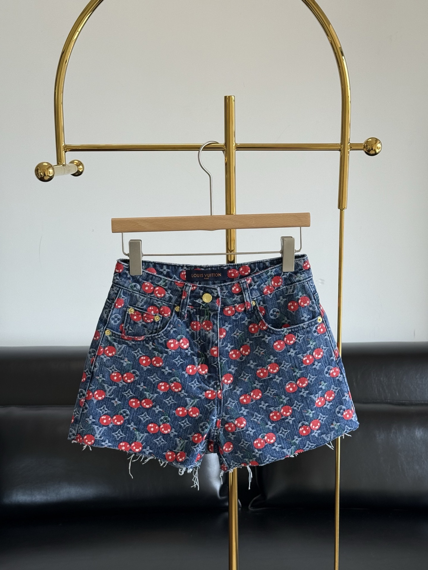 NO:439486,——lv 2025SS new jacquard cherry denim shorts super fashionable new denim jeans. The fermented wash is unique to the upper body and cool and cool. It uses customized high-quality twill cotton-washed denim fabric, with delicate texture and natural cotton feel, which has both bone-skinned and softness. The fermented wash is not picky about the classic color, which is super beautiful!  Very good detail workmanship, code SML, louis vuitton, shorts, alexander wang19860909——lv 2025SS新款提花樱桃牛仔短裤 超时髦新款丹宁牛仔 酵洗个性色调上身又酷又飒爽 采用定制高品质斜纹棉质水洗牛仔面料,纹理细腻,棉感自然,既有筋骨感又不失柔软,酵洗色不挑人的经典色,超级漂亮！细节做工超级好, 码数SML,,louis vuitton,shorts,alexander wang,Women's clothing