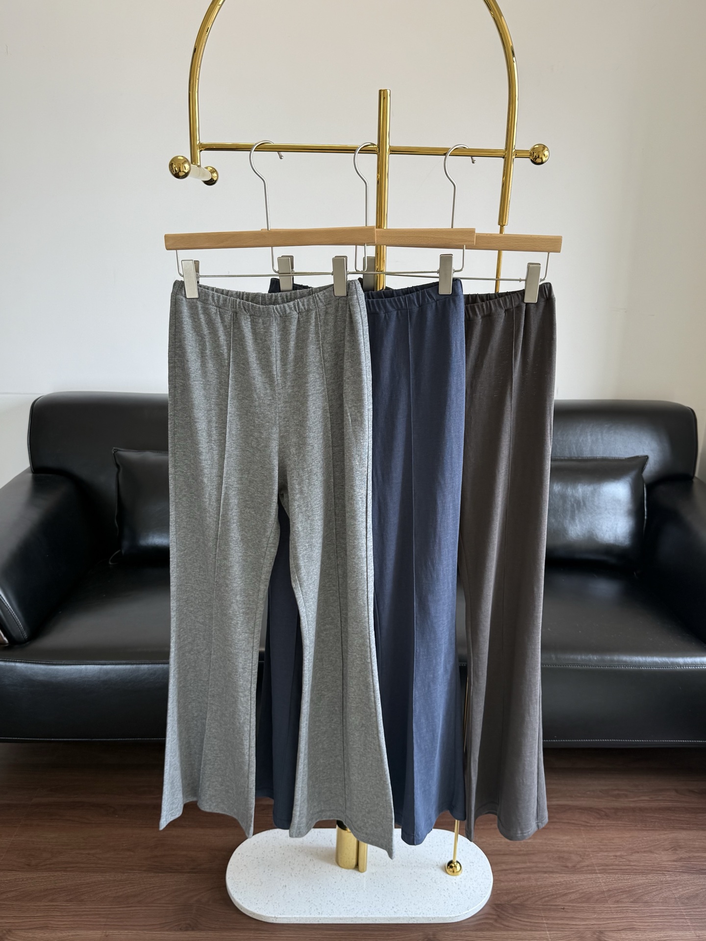 NO:439504,——Trow25ss numb and casual and versatile trousers. Strongly cracked Amway's pair of tiny trousers!  The fabric is made of soft and skin-friendly cotton-blend fabric. The thickness is just right and it won’t be stuffy at all when worn in summer!  The fabric has a good drape!  The perfect trumpet shape is visually good. The upper body is transformed into 'chopstick legs! The waist is matched with elastic waist design, simple and generous, convenient and comfortable to put on and take off! They are all very versatile basic colors in daily life, and you won't make any mistakes at all! Number of codes s-m-l Colors gray, dark blue, dark gray, alexander wang19860909——throw25ss麻感休闲百搭微喇长裤 强裂安利这条微喇神裤！ 面料选用柔软亲肤的棉混纺面料 厚度做的也是刚刚好 夏天穿着一点都不会闷热！面料有良好的垂坠感！ 恰到好处的喇叭形状视觉上很好的矫正修饰腿型上身秒变“筷子腿！腰头搭配松紧腰设计 简洁大方穿脱方便舒适不紧绷！ 都是日常很百搭的基础色 完全不会出错！ 码数s-m-l 颜色灰色、深蓝色、深灰色,,alexander wang,Women's clothing