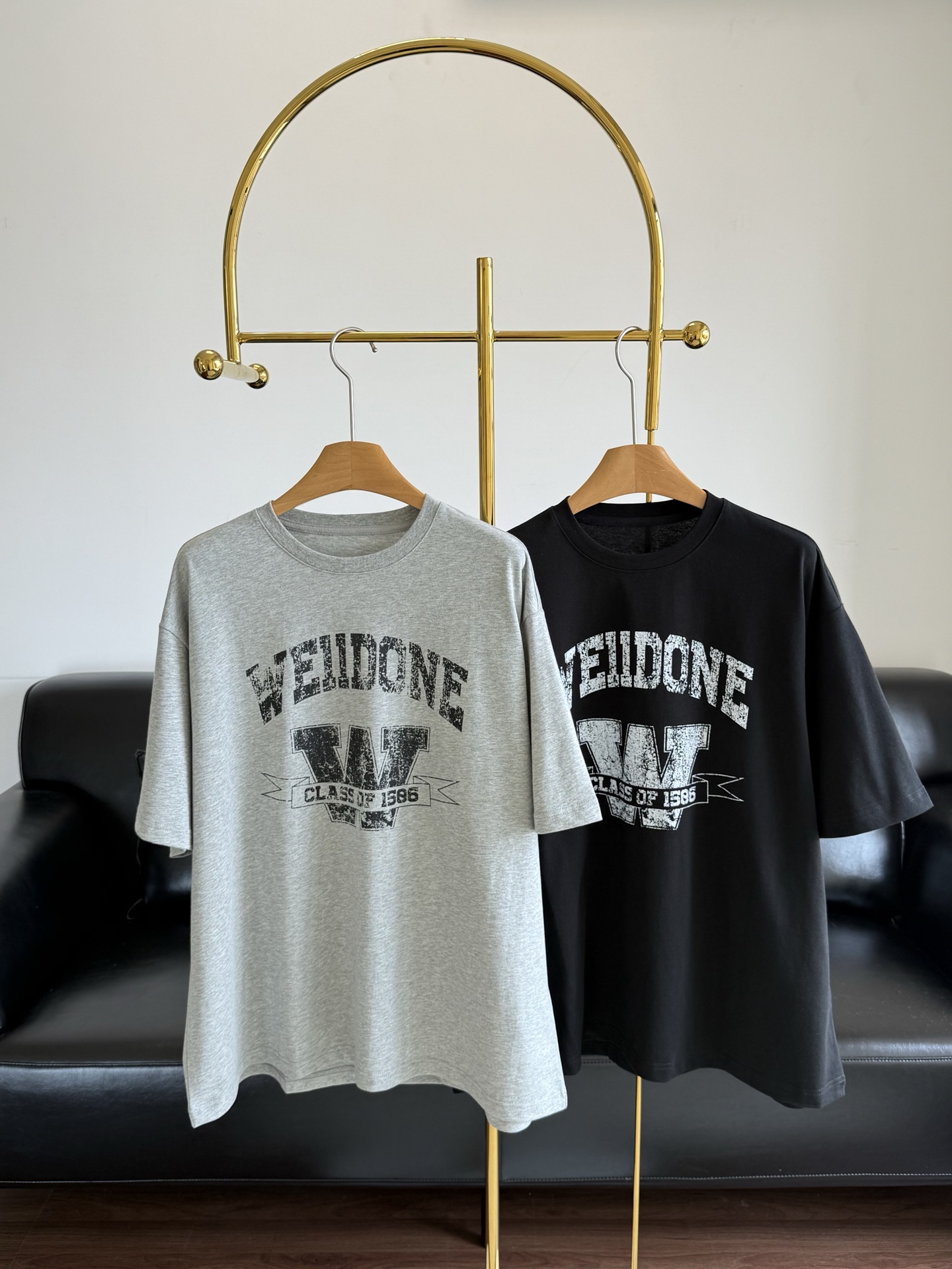 NO:439496,——WE11DONE25 early autumn new product for men and women, the same old printed round neck short-sleeved T-shirt, simple and design-like, can make the outfit look instantly. Whoever wears it falls in love with it, fashionable and charming. The straight short-sleeved T-shirt style naturally fits the upper body and leaves room for spare, which is very inclusive to the figure. It is more energetic than the wide version, and it is very suitable for the inner wear alone!  !  yard sml black gray, T-shirt,tees,t-shirt,alexander wang19860909——WE11DONE25早秋新品男女同款做旧印花圆领短袖T恤 简约又有设计感,能让穿搭瞬间有范儿 谁穿谁爱上,时髦精锁死 直筒的短袖T恤版型,上身自然贴合身形留有余量,对身材包容性非常好,比宽大版更显精神单穿内搭都很合适！！ 码数sml 黑色 灰色,,T-shirt,tees，t-shirt,alexander wang,Women's clothing