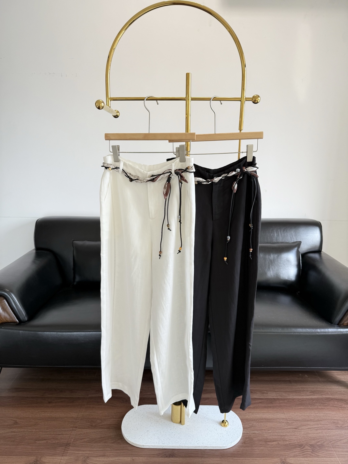 NO:440233,——Miumiu 25 new summer belt loose wide-leg pants. I recommend a wide-leg pants suitable for summer! These pants are not only light and breathable, but also fried chicken with a fried chicken. The elastic drawstring adjusts the waistline. The texture is comfortable and the style is neat, showing a casual and lazy style!  Count sml white black, miumiu,alexander wang19860909——miumiu 25夏季新款腰带宽松阔腿裤 推荐一款chao适合夏天的阔腿裤! 这款裤子不仅轻薄透气而且还炒鸡佰搭,松紧抽绳调节腰围,质感舒适,版型利落,尽显随性慵懒范！ 码数sml 白色 黑色,,miumiu,alexander wang,Women's clothing