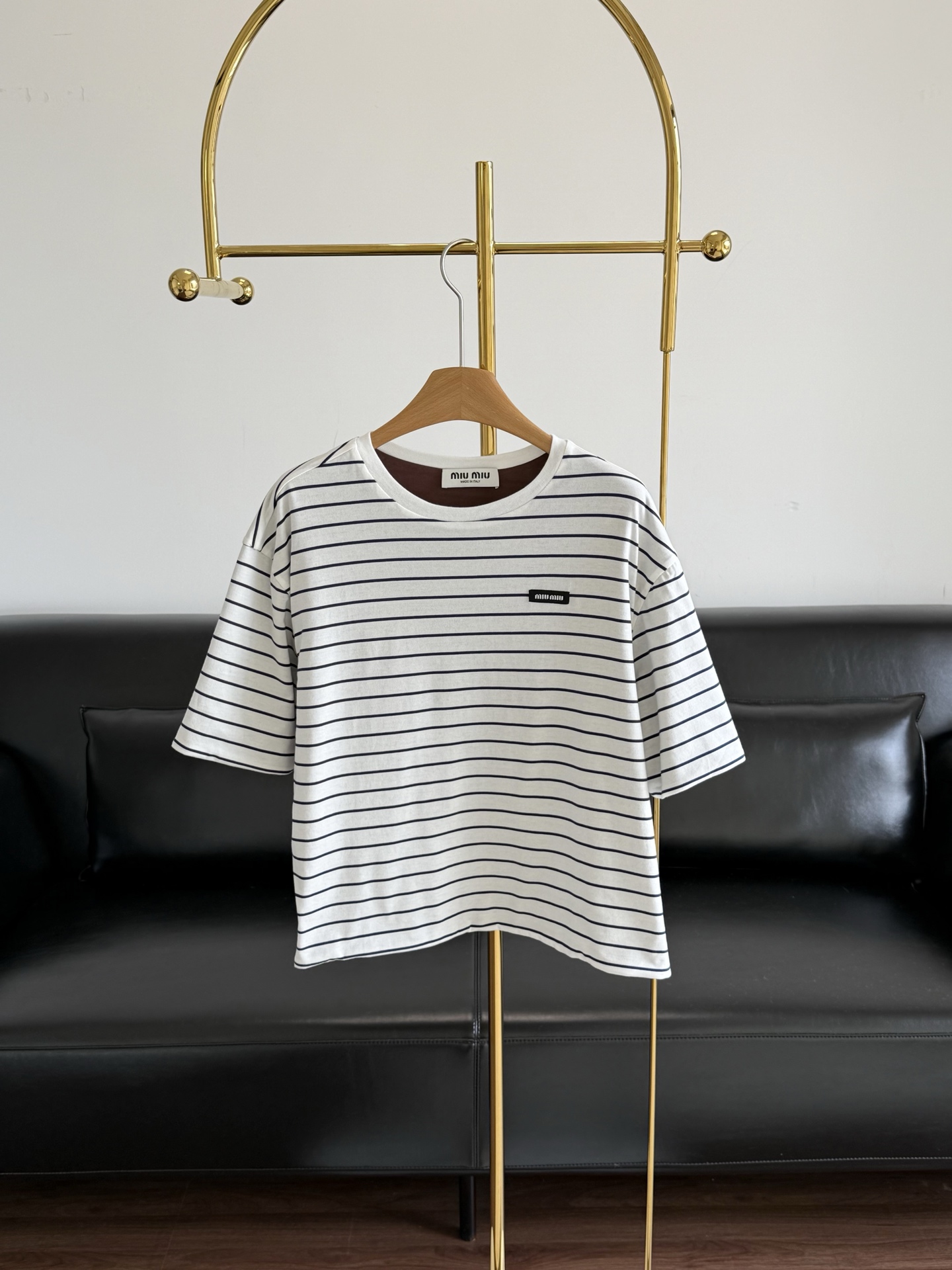 NO:440244,——Miu Miu 25SS double-sided wearable logo embroidered short sleeves. Wear one and two clothes, contrasting striped design. It seems to have a filter on the photo. Not only can you wear it alone, but you can wear it inwardly with a cardigan. The suits are all beautiful!  Slimming with your shoulders!  The upper body is tall and straight!  The fabric is very textured. I won’t say much, it’s worth buying a versatile item. SML, Miumiu, T-shirt, business suit, alexander wang19860909——Miu Miu 25SS双面可穿徽标刺绣短袖 一衣两穿,撞色条纹设计,上镜仿佛自带滤镜,不仅可以单穿,做内搭搭配开衫 西装都是绝美！ 正肩显瘦！上身身姿又挺拔！ 面料很有质感 不多说了,值得入的百搭单品 码数sml,,miumiu,T-shirt,business suit,alexander wang,Women's clothing