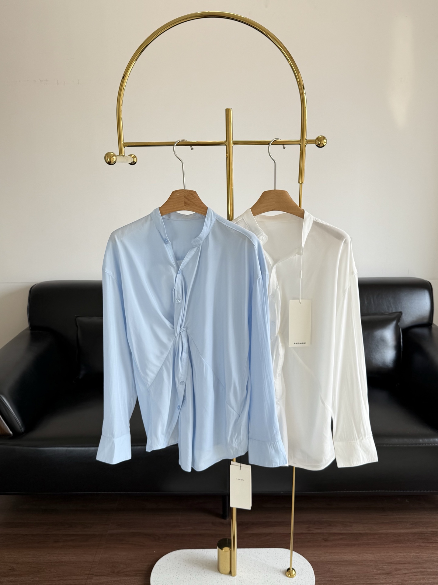 NO:441265,——【Same style of Gao Yuanyuan】Edition2025 Spring New Deconstructed Knit Silk Cotton Shirt Refreshing and Clean Shirt Small Stand Collar, Simple Lines, Showing a Simple and Elegant Temperature, Side Structure Vertical Kink + Chinese Slanted Blowing Design, Outlines the waistline and shows elegant charm, This niche shirt has irregular design, can be worn alone or layered, creating a relaxed and effortless fashionable feeling. Size sml Blue White, Shirts, Alexander Wang19860909——【高圆圆同款】edition2025春季新款解构扭结丝棉衬衫 清爽干净的衬衫小立领,线条简洁, 展现简洁大方的气质, 侧边结构立裁扭结+中式斜门襟的设计, 勾勒出腰部线条,展现优雅魅力, 这款小众衬衣,衣摆不规则设计, 可以单穿或者叠搭, 打造轻松不费力的时髦感 码数sml 蓝色 白色,,shirts,alexander wang,Women's clothing