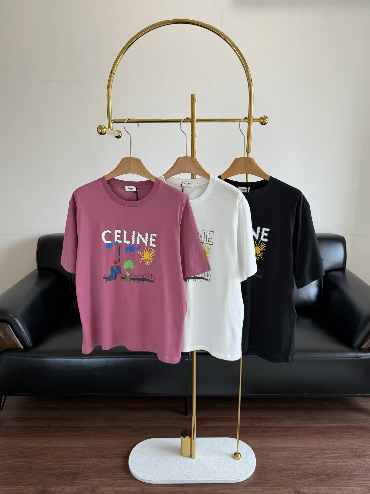 NO:441276,——CELINE 25 summer new product graffiti capsule series This is CELINE's new season of graffiti design, which is so cute that both boys and girls can wear it!  A very childlike series, comfortable, casual and casual style, comfortable and unique color-blocking design brought by loose styles!  SML white black pink, celine, alexander wang19860909——CELINE 25夏季新品涂鸦胶囊系列 这是CELINE新一季的系列涂鸦设计好可爱男女生都可以穿哦！很童趣的一个系列,穿着 舒适 休闲、随性的风格,宽松版型带来的舒适感、 独特的拼色设计！ 码数sml 白色 黑色 粉色,,celine,alexander wang,Women's clothing