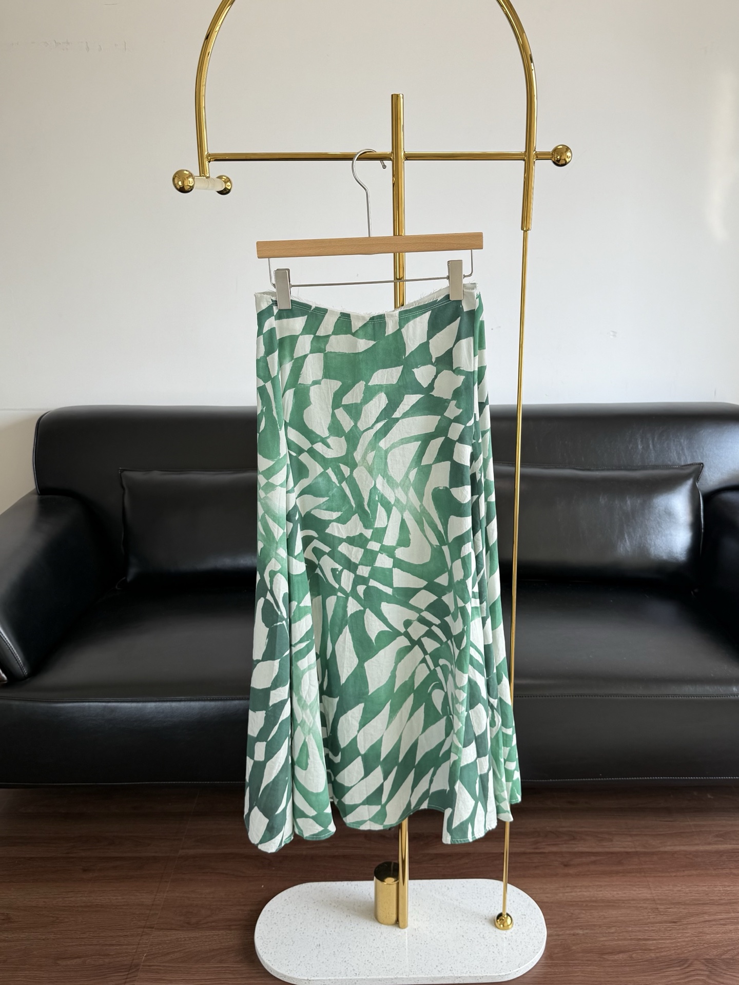 NO:441251,——Edition linen irregular green printed skirt Oriental aesthetics!  This fairy skirt contracts the high-end feeling of the whole summer!  The atmosphere artifact that is hidden by fashion is here!  This green printed skirt directly soldered the 'high-end feeling' to the hem of the skirt!  It's too comfortable to wear, it's completely unrestrained. The color is also very sunny, and it's super good to take photos. S-xl, skirts, alexander wang19860909——Edition亚麻不规则绿色印花半裙 东方美学！这条神仙半裙承包整个夏天的高级感！被时尚精私藏的氛围感神器来了！这款绿色印花半裙,直接把「高级感」焊死在裙摆上！穿起来也太舒服了吧,完全没有束缚感.色彩的话也是非常的吸晴,拍照超级出片 码数S-xl,,skirts,alexander wang,Women's clothing