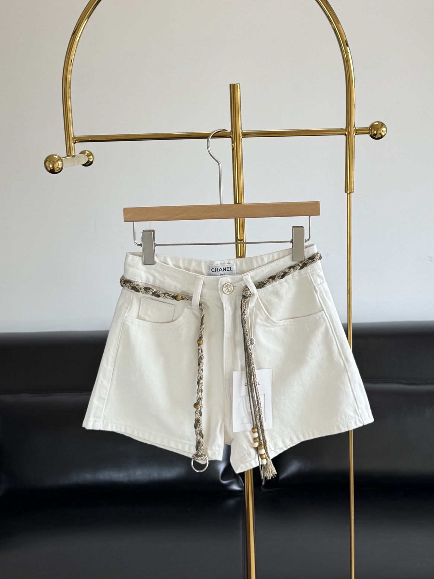 NO:441244,——Xiaoxiang woven waist rope beaded white shorts. A very vacation style shorts. The waist rope is handmade. The straight fit and the embroidered letter design in the back pocket show the brand tone. The white color is very suitable for matching with a small vest~ It feels refreshing and hot in summer. Number sml, shorts, alexander wang19860909——小香编织腰绳串珠白色短裤 很有度假风的一款短裤,腰绳都是手工定制的哦 版型直筒,后袋刺绣字母设计,彰显品牌调调 白色色系很适合搭配小背心~ 夏天穿很清爽辣妹的感觉 码数sml,,shorts,alexander wang,Women's clothing