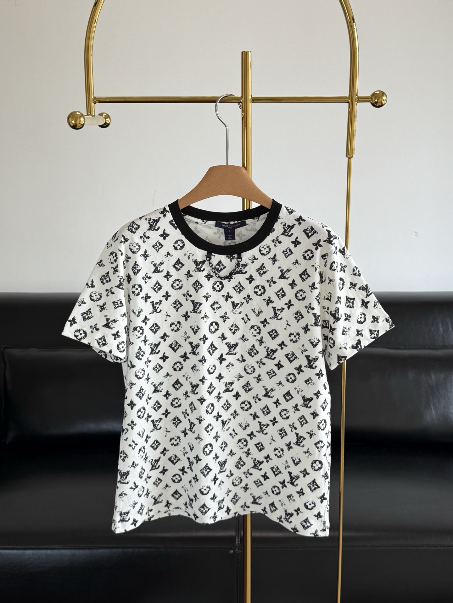 NO:441258,——Lv classic presbyopia chain T-shirt. Classic Lv old-fashioned active digital printing. The front collar is paired with golden Lvlogo decorative hardware chain, simple, streamlined and atmospheric!  It's really awesome~ Code sml, louis vuitton,tees,t-shirt,alexander wang19860909——lv经典老花链条T恤 经典款Lv老花活性数码印花,前领中配搭金色的Lvlogo装饰五金链,简约精简大气！百看不腻,真的绝绝子啊～ 码数sml,,louis vuitton,tees，t-shirt,alexander wang,Women's clothing