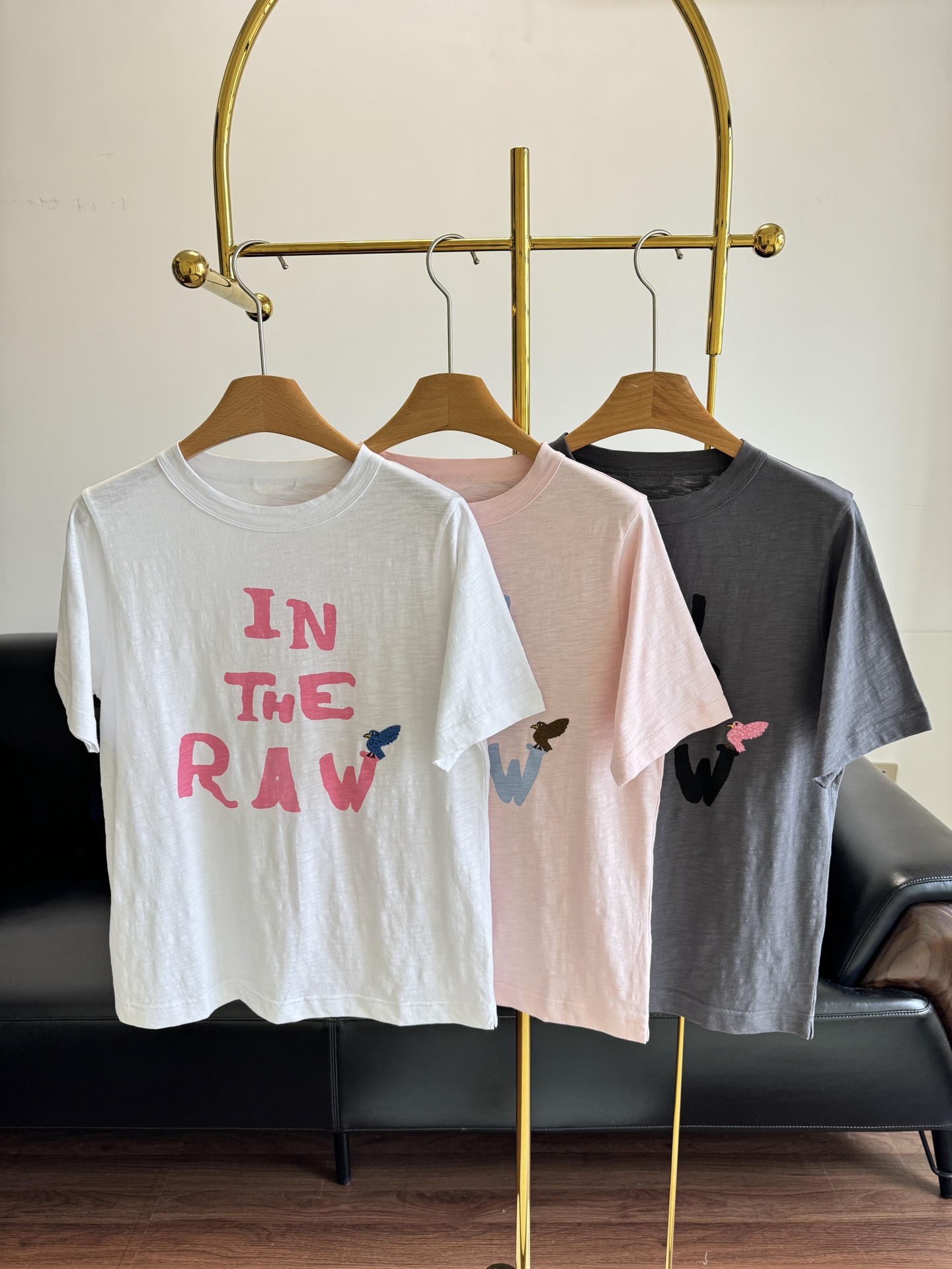 NO:442070,——45R Bird Embroidery T-shirt The letter printed font style is casual and adds a retro feel. The letters are paired with small bird embroidery, and there are small slits on both sides of the hem, which is simple but exquisite. It breaks the dull feeling of the conventional hem, retains the casualness of the T-shirt, and inadvertently reveals unique ingenuity, making the overall shape more layered and fashionable!  SML white pink gray, tees, t-shirt, alexander wang19860909——45R 小鸟刺绣T恤 字母印花字体风格随性,增添复古感.字母旁搭配小巧的飞鸟刺绣,下摆两侧设有小开衩设计,简约却精巧.打破常规下摆的呆板感,既保留了T恤的休闲随性,又在不经意间流露独特巧思,让整体造型更具层次感与时尚度！ 码数sml 白色 粉色 灰色,,tees，t-shirt,alexander wang,Women's clothing