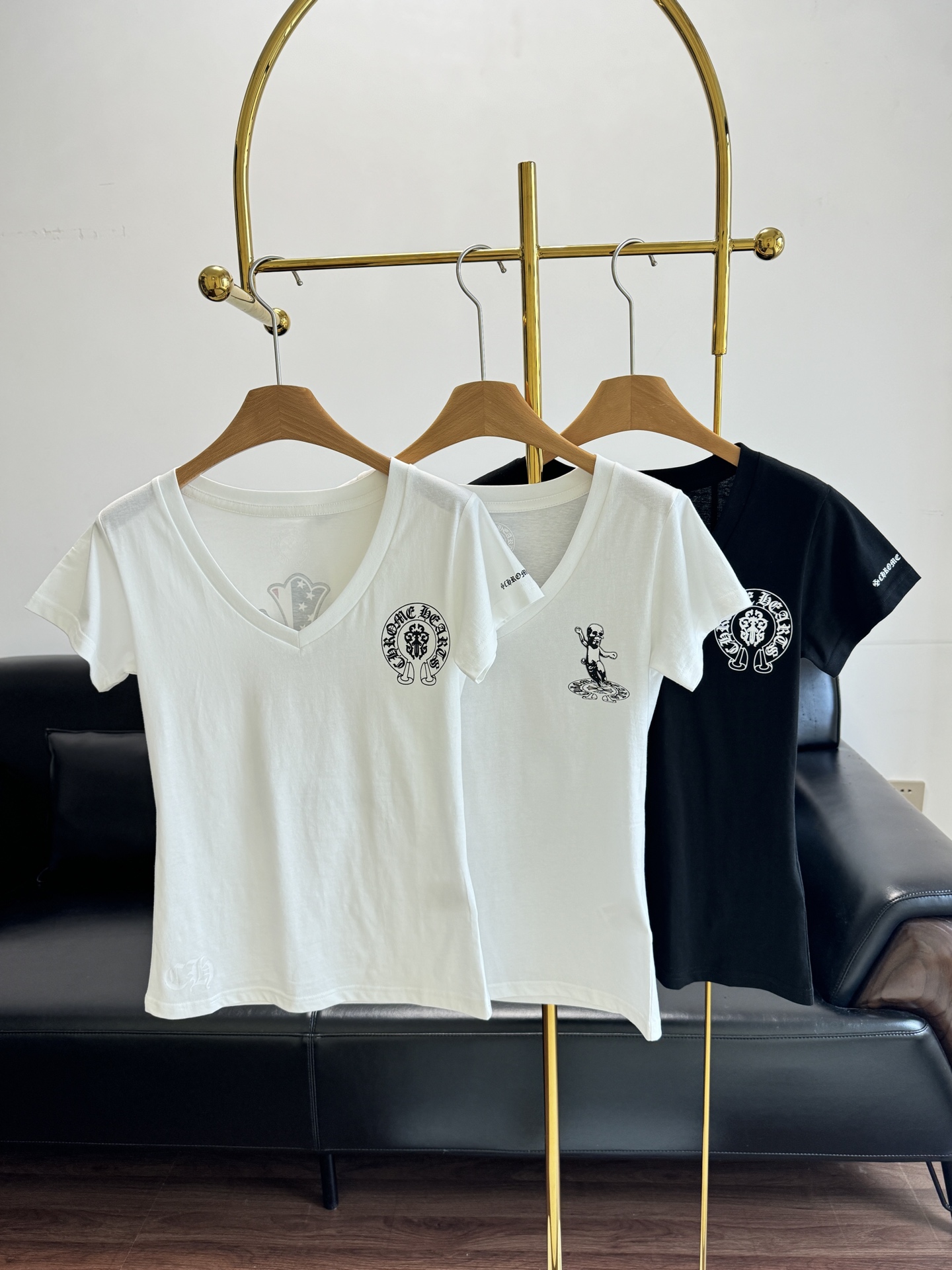 NO:442090,——Croxin V-neck embroidered short sleeves I must recommend this short sleeve to you!  The fabric is that thin, and it’s the most suitable to wear it in summer. The C-position treasures that have locked me in the summer wardrobe are finished just by closing their eyes. The classic V-neck can effectively lengthen the neck lines and create a pure and lustful look!  Code sml, chrome hearts, T-shirt, alexander wang19860909——克罗心V领刺绣短袖 这款短袖我必须安利给你们！ 面料是那种薄薄的 夏天穿最合适不过了 已经锁死我的夏日衣柜C位宝子们闭眼冲就完事儿 经典v领能够有效拉长颈部线条 打造出纯欲满满的造型！ 码数sml,,chrome hearts,T-shirt,alexander wang,Women's clothing