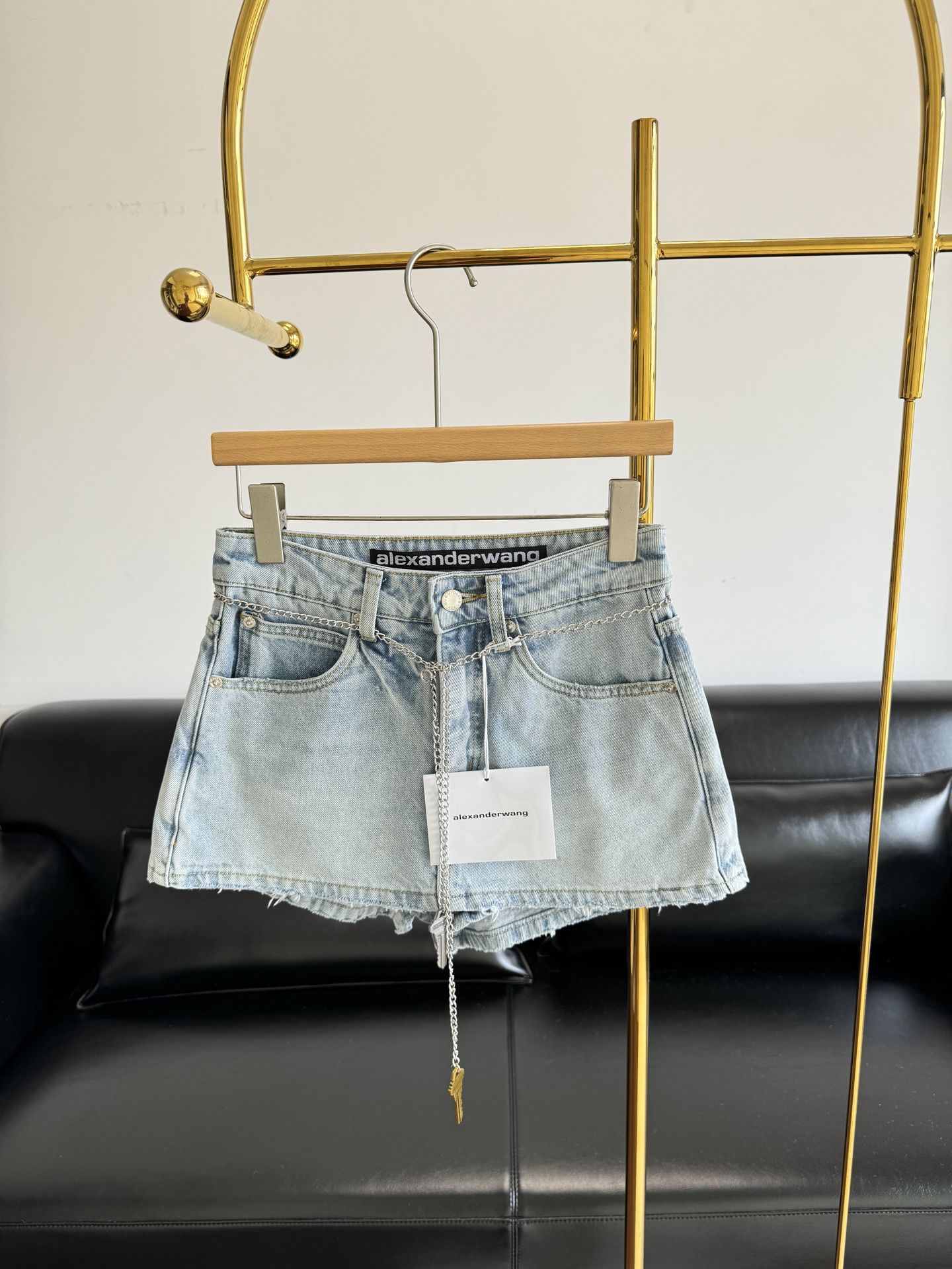 NO:443429,——The King Key Chain Pants and Skirts The jeans are the finishing touch. The high-waisted A-shaped style hides the flesh, and the neat tailoring highlights the long legs. The key chain design on the waist is too thrilling, and the cool feeling is instantly full. The sweet girl can also play with the light and charming style!  The whole set of looks shows your temperament when commuting on a daily basis, and it is not inferior to the dating scene. It is very suitable for pairing with sandals or Martin boots!  code sml, alexander wang,sandals,boots,skirts,alexander wang19860909——大王 钥匙链条裤裙 牛仔裙裤更是点睛之笔,高腰A字版型藏肉一绝,利落剪裁凸显大长腿 腰间的钥匙链条设计太戳我,酷飒感瞬间拉满,甜妹也能玩转轻拽姐风！ 整套look日常通勤显气质,约会炸街也毫不逊色,搭配凉鞋或马丁靴都超适配！ 码数sml,,alexander wang,sandals,boots,skirts,alexander wang,Women's clothing