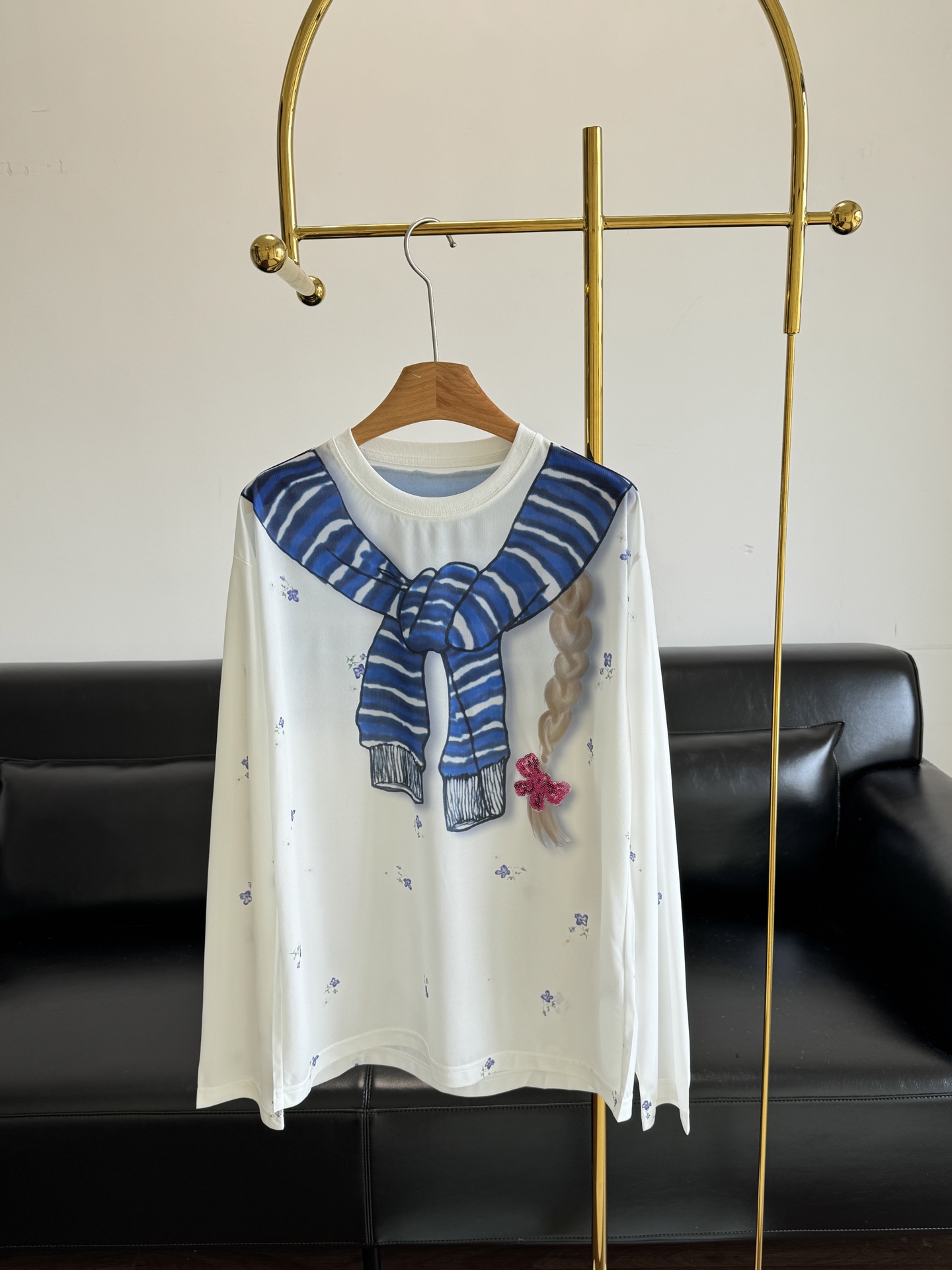 NO:443438,——FORDARE/Fu Die 25 spring and summer hooded shirt fun hand-painted tied small floral base top for women. It is simple and refreshing, especially suitable for summer with sea salt flavor~ The overall graffiti texture tied knot shape shirt pattern is cute and cute!  The above comics girl prints are unique, colorful and lively, just like they came out of the comics, adding a lot of fun and girlish feel to the whole dress. SML, Shirts, Alexander wang19860909——FORDARE/福蝶25春夏罩衫趣味手绘绑结小碎花打底上衣女士长袖 简约又清爽特别适合海盐味的夏天～整体涂鸦质感绑结形状的衬衫图案萌趣又可爱！上面的漫画少女印花炒有个性,色彩鲜艳又灵动,就像从漫画里走出来的一样,给整件衣服增添了好多趣味和少女感, 码数sml,,shirts,alexander wang,Women's clothing