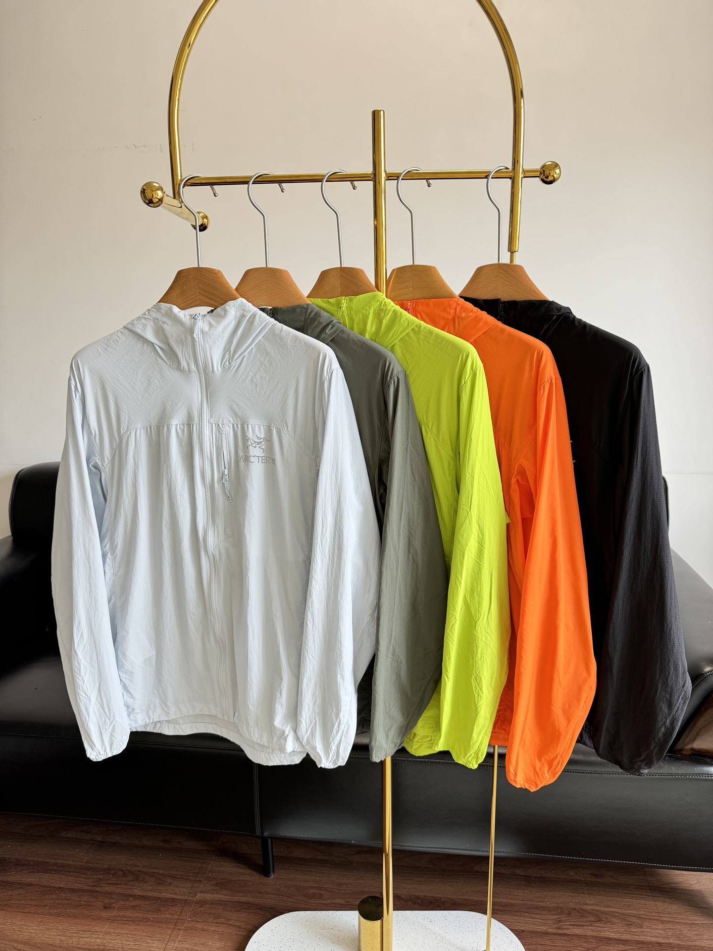 NO:444397,——ARCTERYX Archaeopteryx thin hooded skin coat!  !  The latest fabric that is super thin and soft!  !  Everyday leisure or outdoor sports are YYDS!! Black!  It can be called the ceiling in the skin clothes!  It is absolutely necessary to have it!  No matter how you wear it, it looks good, all the designs are really just right!  !  Code s-2xl blue retro green fluorescent green black orange, arc'teryx,hats,alexander wang19860909——ARCTERYX始祖鸟 轻薄款连帽皮肤衣！！ 超轻薄超柔软的最新面料！！ 日常休闲或户外运动都YYDS! ! ! 黑色！堪称皮肤衣里的天花板！绝对有必要拥有！不管你怎么穿都好看,所有的设计真的拿捏的恰到好处！！ 码数s-2xl 蓝色 复古绿 荧光绿 黑色 橘色,arc'teryx,hats,alexander wang,Women's clothing