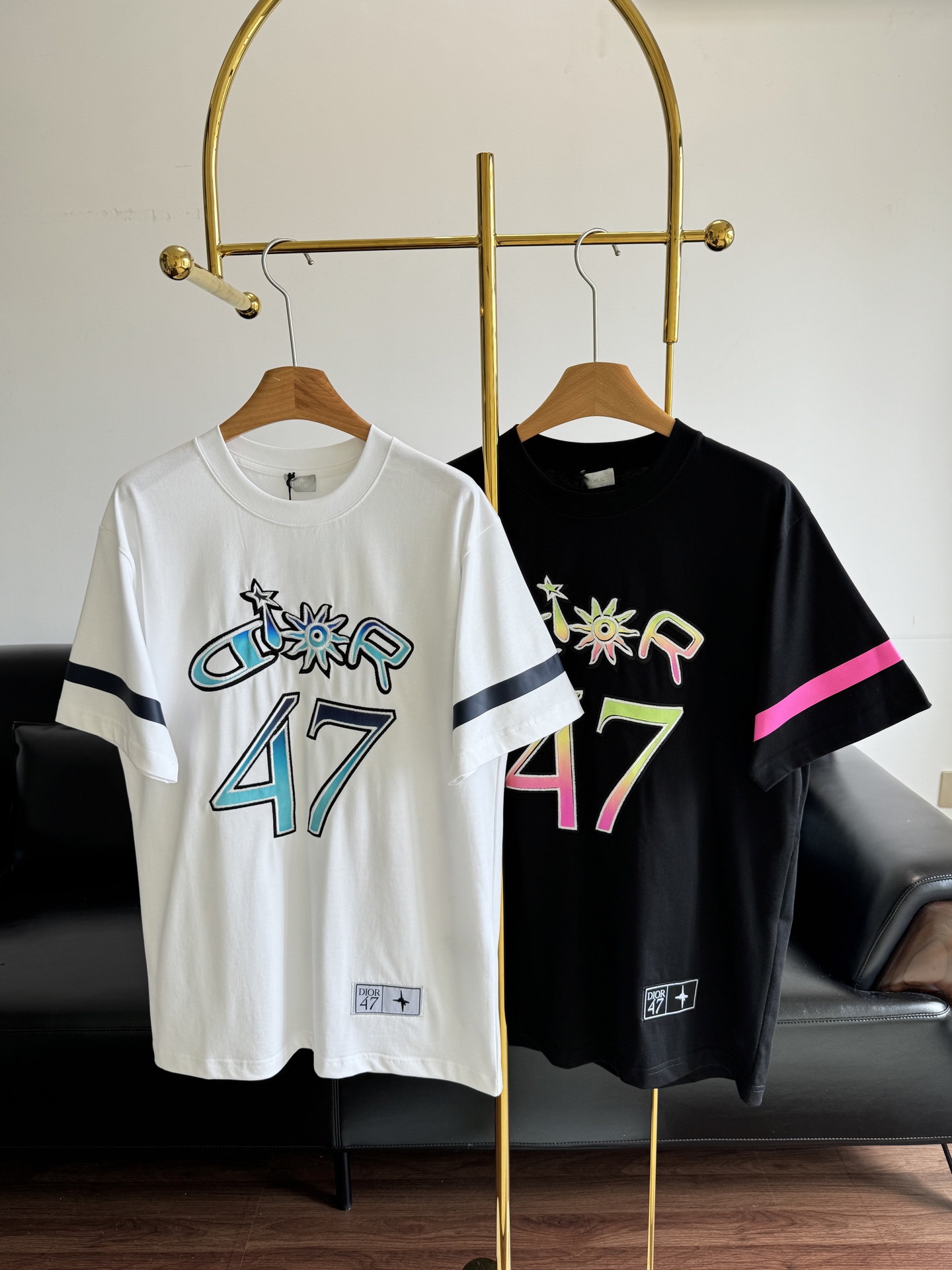 NO:444447,——Dior/Dior men's co-branded embroidered short sleeves. The front is decorated with brand logo and English pattern No. 47 embroidered plain pattern, fluorescent print on the cuffs, and patch seals on the hem. A versatile sporty short sleeves, loose style, same style for men and women!  code number s-xl, dior, dior, T-shirt, alexander wang19860909——Dior/迪奥男装联名刺绣短袖 正面饰以品牌标识徽标和英文图案47号刺绣平纹,袖口荧光印花,下摆饰有贴布标章,百搭的一款运动风的短袖,宽松版型 男女同款！ 码数s-xl,,dior,dior,T-shirt,alexander wang,Women's clothing