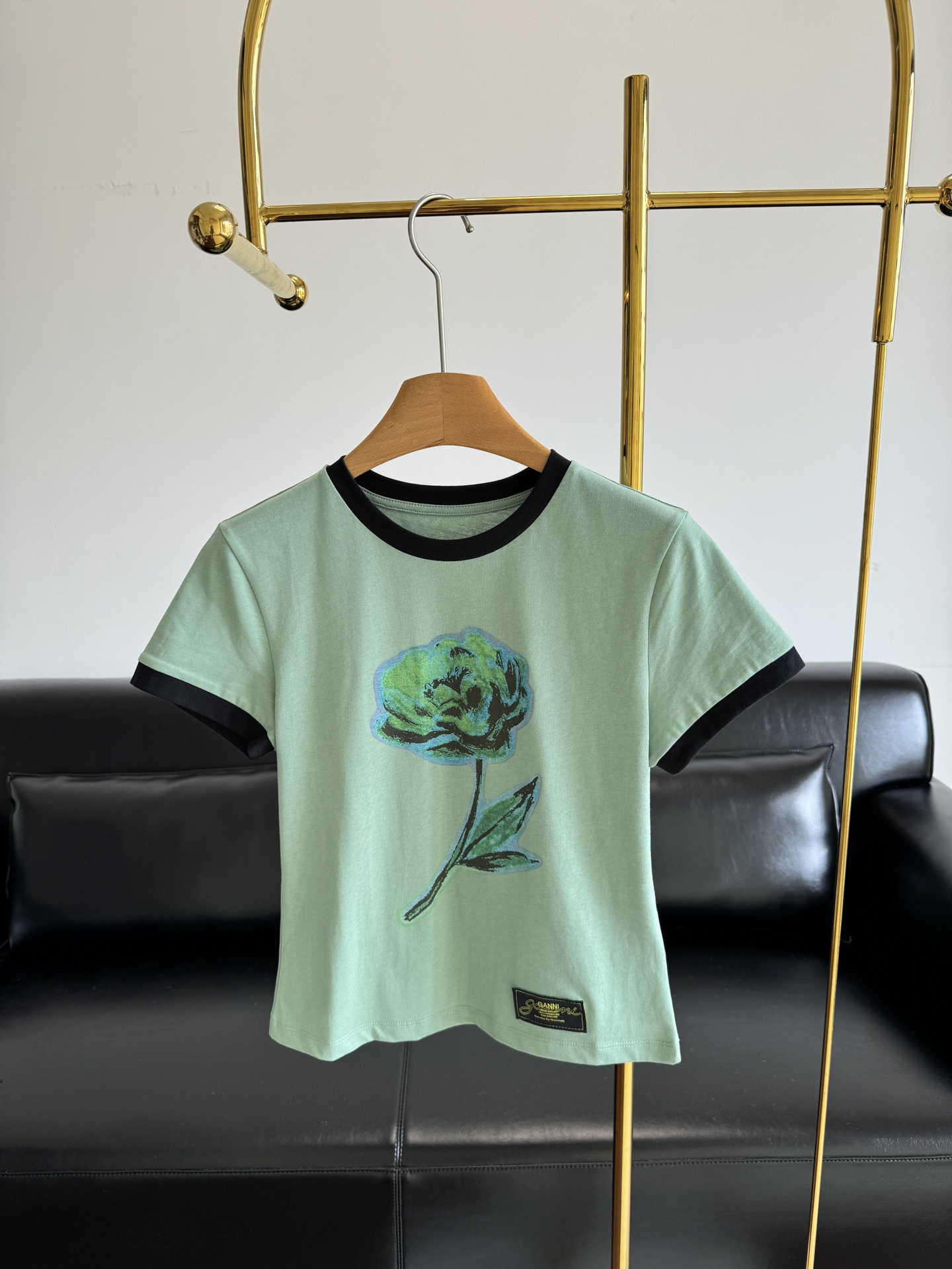 NO:444419,——GANNI Women's Clothing Rose Printed Round Neck Short-Sleeve T-shirt Front Print Design, enriching the overall visual experience, the fit style is sweet, cool, eye-catching, simple and elegant, and all kinds of body shapes can be tolerated. Whether it is worn alone, layered, or various items, there is no style that cannot be held!  Code sml, T-shirt,tees,t-shirt,alexander wang19860909——GANNI女装 玫瑰印花圆领短袖T恤 前幅印花设计,丰富整体视觉体验合身版型可甜可飒吸睛力十足简约大气,各色身形都能包容,不论是单穿、叠穿、还是搭各种单品,没有它hold不住的造型！ 码数sml,,T-shirt,tees，t-shirt,alexander wang,Women's clothing