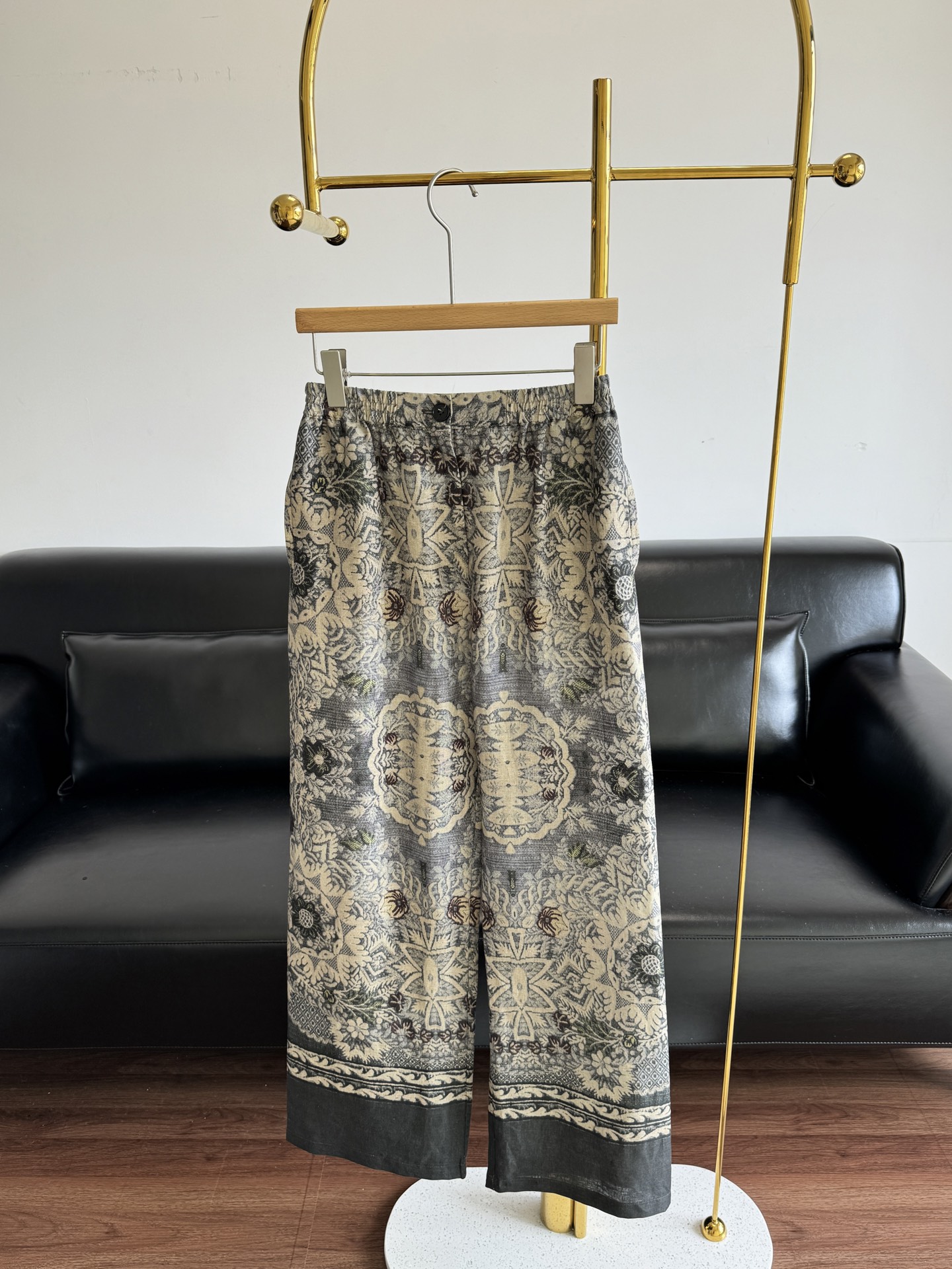 NO:444413,——INTO THE EAST linen retro printed straight-leg pants, the same style as Zhou Yutong!  The relaxed retro printed linen wide-leg pants are breathable and comfortable, and the personalized print interprets the fashionable retro style. The waist adopts a fully elastic design. It is comfortable to wear, and the proportions are optimized while improving the waistline!  The feeling of long legs is not bound by... SML, alexander wang19860909——INTO THE EAST亚麻复古印花直筒裤 周雨彤同款！松弛感复古印亚麻阔腿裤, 透气舒适,个性印花诠释时尚复古风格腰部采用全松紧设计 穿着舒适自在,优化比例的同时提高腰线！大长腿的既视感 不受束缚…… 码数sml,,alexander wang,Women's clothing