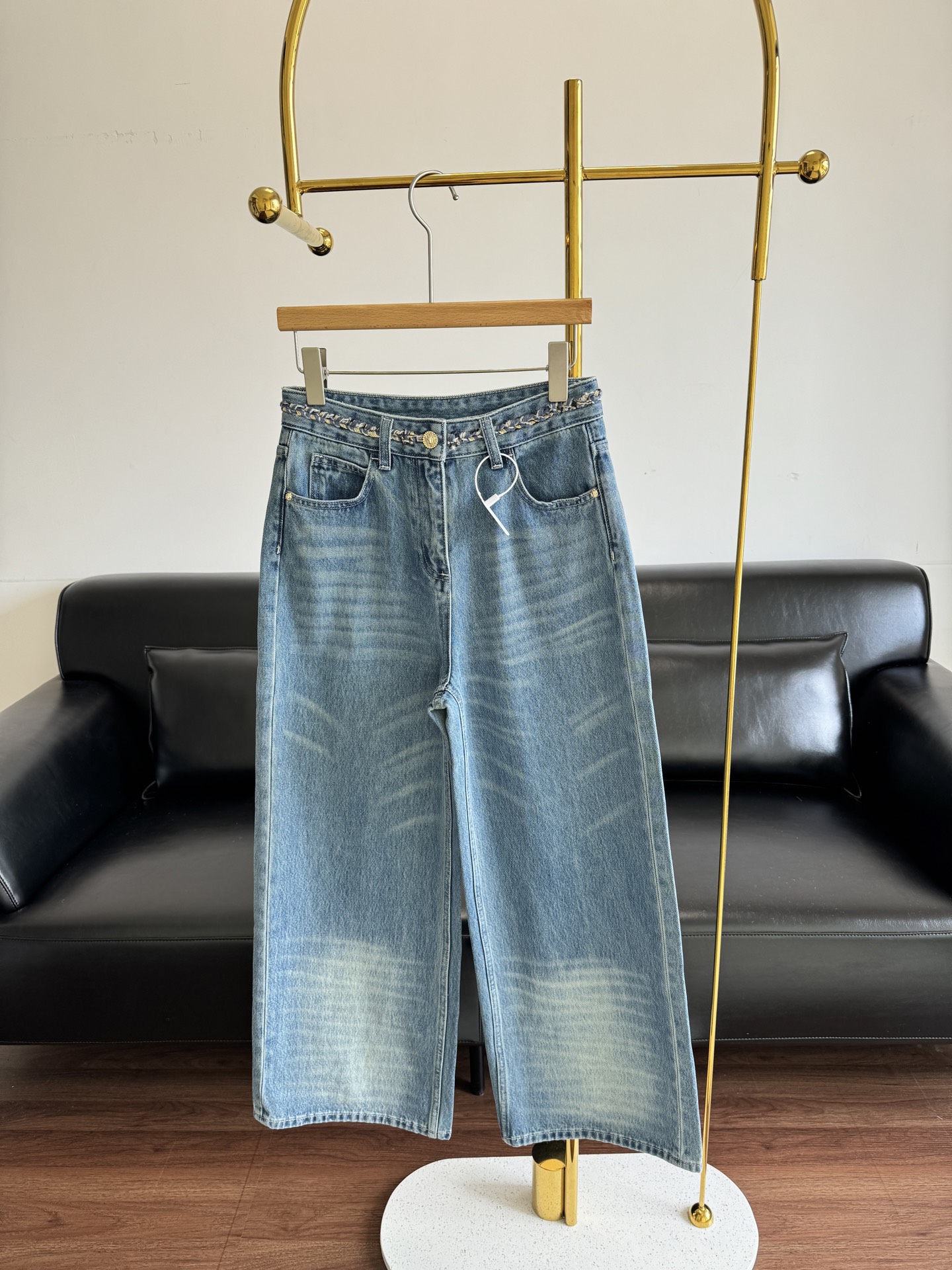 NO:446243,——Chanel woven waist-head denim wide-leg straight trousers. Hand-woven mixed gold wire rope belt decoration is very expensive!  One-to-one electroplated metal buttons, with multiple wash water and cat whisker scratches, and many craftsmanship!  The high waist and wide-leg style is not picky, and the length of the ankle is just right and it won't be cumbersome!  It is very fashionable to match it with short boots and sneakers!  High-end fabrics with drooping and not easy to wrinkle are worth buying!  25-30 yards, chanel, boots, sneakers, gold plating, alexander wang19860909——Chanel 编织腰头牛仔阔腿直筒长裤 手工编织混金丝麻绳腰带装饰很贵气！一比一定制电镀金属纽扣,整体多处洗水猫须抓纹,超多工艺！高腰阔腿版型不挑人,到脚踝的长度恰到好处,不会累赘！搭配短靴运动鞋都很时髦出片！垂感不易皱高端面料超值入手！ 码数25-30,,chanel,boots,sneakers,gold plating,alexander wang,Women's clothing