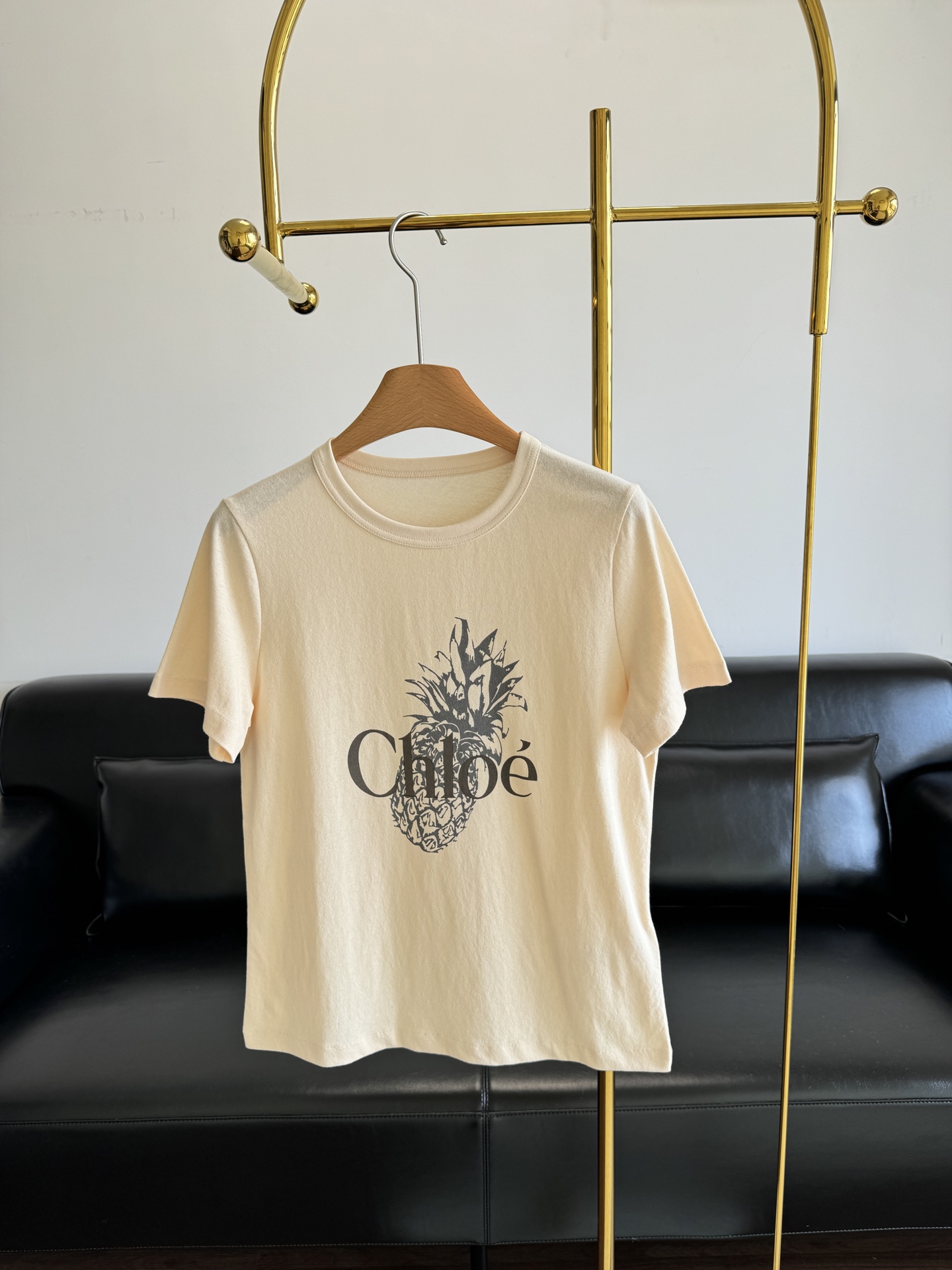 NO:446256,——Chloe 25 Spring and Summer Pineapple Letter Print Short-sleeved T-shirt with a small board shape, a huge slim upper body!  Adapt to various body shapes, the prints are playful and eye-catching, adding a touch of bright color to your daily outfit. Whether you are casual or relaxing at home, you can easily control it and spend your time with you. A must-have versatile item for fashionable quality. SML, chloe, loewe, T-shirt, tees, t-shirt, alexander wang19860909——Chloe 25春夏菠萝字母印花短袖T恤 小板型上身巨显瘦！适配各种身形,印花俏皮吸睛,为日常穿搭增添一抹亮色.无论是休闲出街还是宅家放松,都能轻松驾驭,伴你度过自在时光.时髦精必备款百搭单品 码数SML,,chloe,loewe,T-shirt,tees，t-shirt,alexander wang,Women's clothing