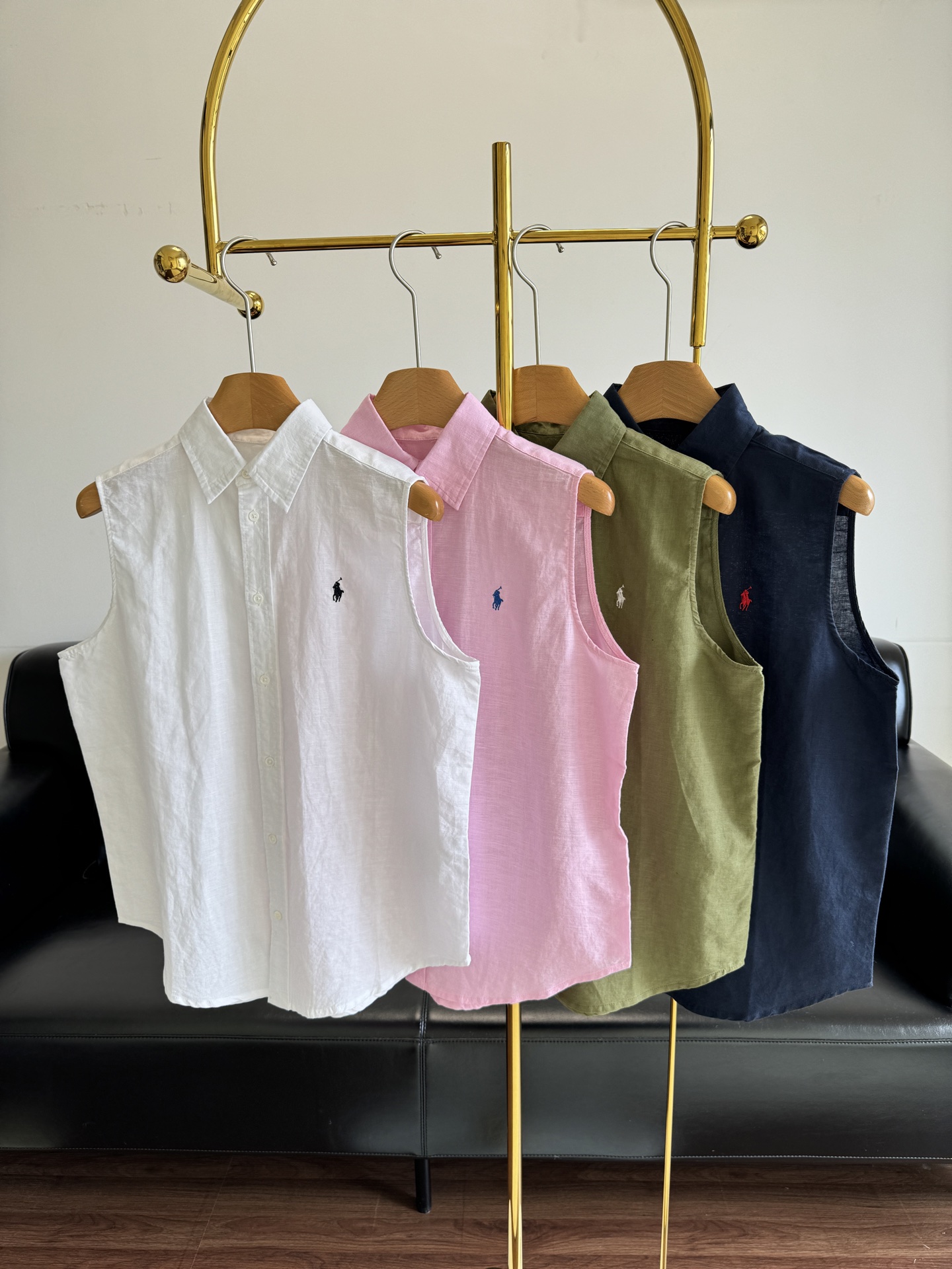 NO:446278,——Ralf Lauren logo embroidered linen sleeveless top. Summer is the home of linen!  It is elegant and intellectual without losing the elegant and intellectual nature of women, and interprets the low-key and luxurious old money accent!  The upper body is very elegant, and the loose and generous body does not have much restrictions on the figure. SML, alexander wang19860909——拉夫劳伦 logo刺绣亚麻无袖上衣 夏季就是是亚麻的主场！ 不失女性的优雅知性,诠释低调奢华老钱腔调！上身很提气质, 宽松有量的衣身,对身材没有太多限制, 码数sml,,alexander wang,Women's clothing