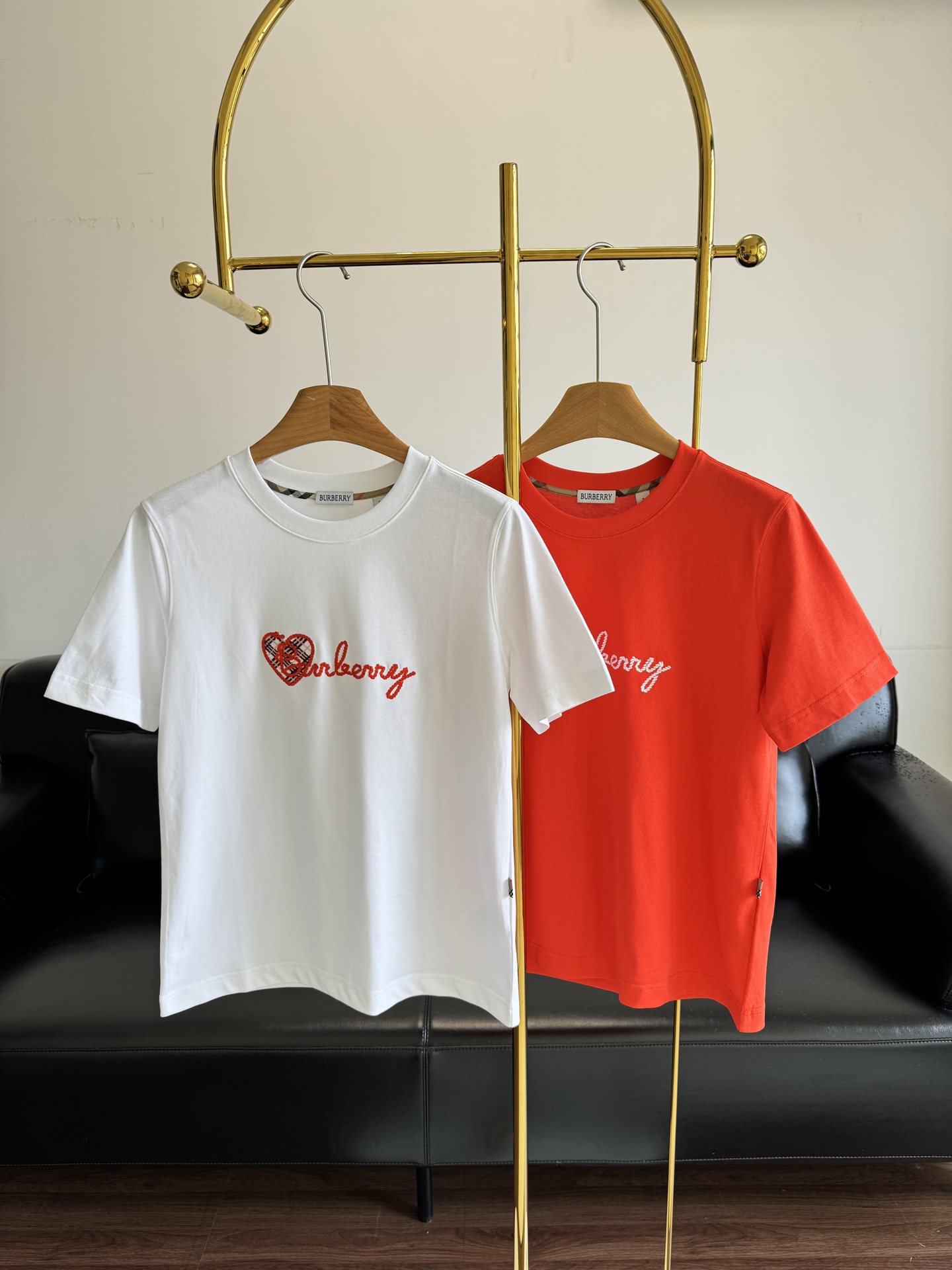 NO:446268,——BURBERRY Women's Clothing New Spring and Summer Letter Embroidered T-shirts The limited edition of the Chinese Valentine's Day is here!  I like the low-key and luxurious eyes closed!  Everyone has nothing to run away. The love on the chest uses the brand logo as the finishing touch, demonstrating the brand identity symbol. Number sml, burberry, tees, t-shirt, alexander wang19860909——BURBERRY女装 春夏新款字母刺绣T恤 七夕限定款来啦！ 喜欢低调奢华的闭眼冲！人手一件是没得跑了,胸前爱心以品牌标志作点睛之笔 ,彰显品牌身份象征 码数sml,,burberry,tees，t-shirt,alexander wang,Women's clothing