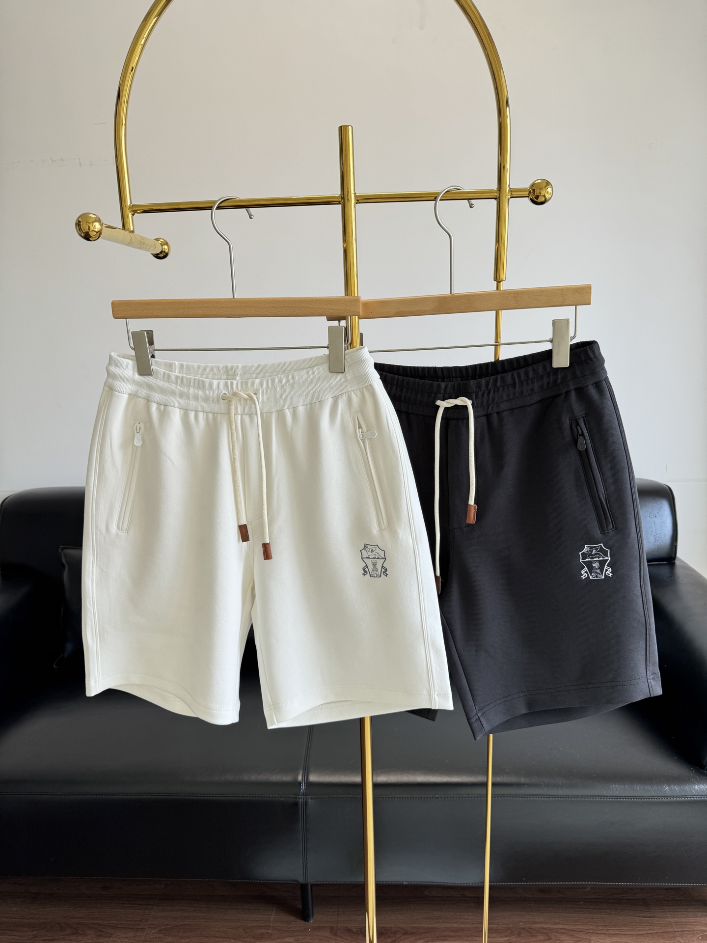 NO:446237,——BC five-point casual shorts embroidered logo clear and direct!  High recognition!  Strong recognition!  Super stylish!  Embellish the logo logo!  The logo design really praises brand letter embroidery!  The drawstring belt is designed for easy adjustment, and the waist joint size is both solid and maintainable!  code number m-xxl, shorts, alexander wang19860909——BC 五分休闲短裤 刺绣logo 明晰直接！辨识度高！识别性强！超有格调！点缀logo标识！标识设计真的赞爆品牌字母刺绣！抽绳裤腰带设计便于调节,腰节大小 又能固型又能保型！ 码数m-xxl,,shorts,alexander wang,Women's clothing