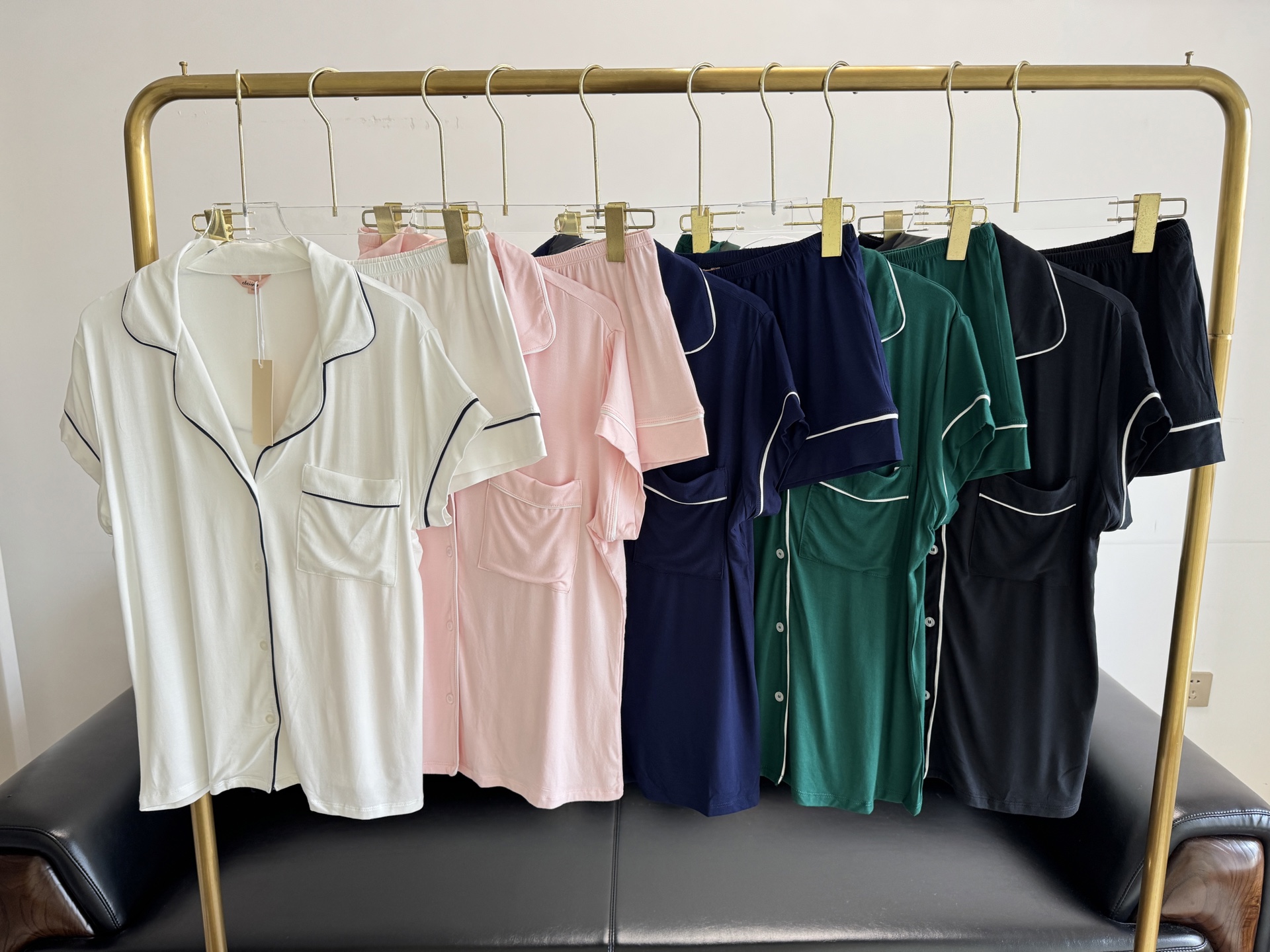 NO:447587,——5 colors enter!  !  American light luxury brand eberjey home clothes pajamas set, short-sleeved shorts set, loose lapel style is not picky, modal fabric is skin-friendly and breathable, contrasting color edging, detail control can be used!  !  Can be worn at home or outside, it is simply a dream suit~ Number xs-l Pink White Blue Black Green, shorts, T-shirt, alexander wang19860909——5色入！！美国轻奢品牌 eberjey 家居服睡衣套装 短袖短裤套装 翻领宽松版型不挑人 莫代尔面料亲肤又透气 撞色包边,细节控可以冲啦！！ 可居家可外穿,简直就是梦中情衣~ 码数xs-l 粉色 白色 蓝色 黑色 绿色,,shorts,T-shirt,alexander wang,Women's clothing