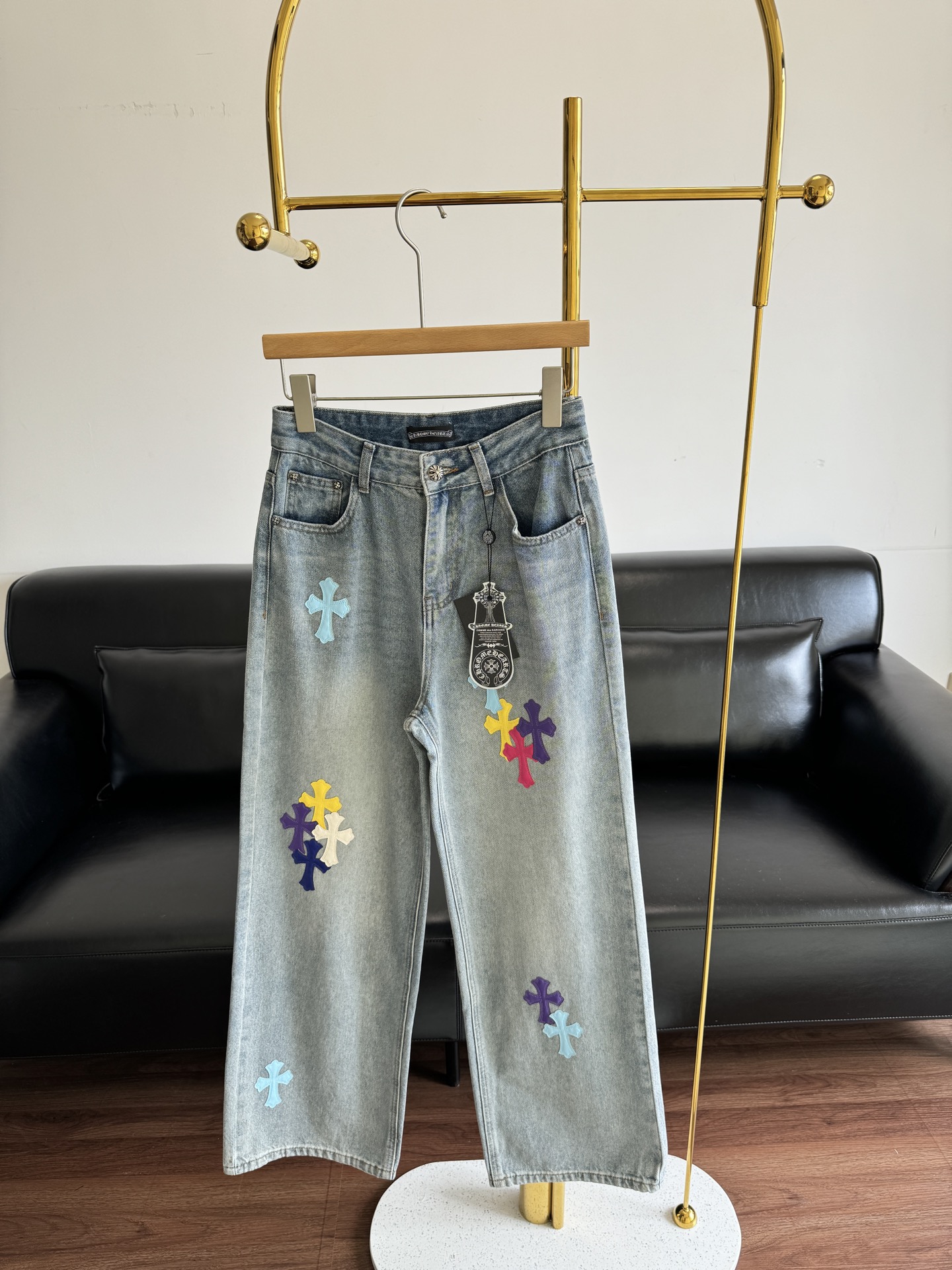 NO:447559,——CH Crow's straight-leg regular jeans with three-dimensional tailoring. Straight-leg pants with huge slim upper body and cool and handsome feeling. What attracts me the most is its leather patch embellishment!  The croque heart pattern on the trouser legs is finely crafted. The leather is delicate and textured, and the effect is so beautiful that it must be arranged. SML, chrome hearts, jeans, alexander wang19860909——CH克罗心皮标直筒常规款牛仔裤 立体剪裁 直筒裤型上身巨瘦自带的酷帅感 最吸引我的还是它的皮贴点缀！裤腿上的克罗心图案皮质贴做工精细 皮质细腻又质感出街自带吸睛效果太好看了必须安排上 码数sml,,chrome hearts,jeans,alexander wang,Women's clothing