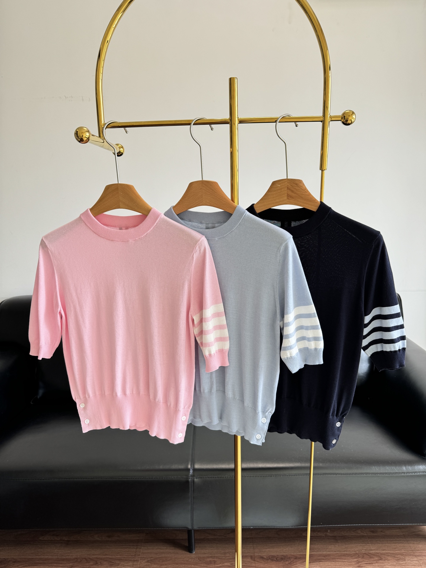 NO:447600,——THOM BROWNE Women's classic knitted short-sleeved T-shirt. The style is simple but the trick is left on the cuffs!  !  Very delicate, soft and glutinous texture, and the upper body is very comfortable. Short sleeves that reduce age in seconds, wear the style of a good girl next door, and it's OK to wear a versatile skirt. The temperament of a first love lady is immediately available! Number of 38 40 42,,skirts,T-shirt,tees,t-shirt,alexander wang19860909——THOM BROWNE 女士经典针织短袖T恤 款式简约但小心机都留在袖口上！！非常精致,软软糯糯的质感,上身非常舒服.秒减龄的短袖,穿上邻家乖乖女的风格,配百搭半裙就OK,初恋小姐姐气质马上get! 码数38 40 42,,skirts,T-shirt,tees，t-shirt,alexander wang,Women's clothing