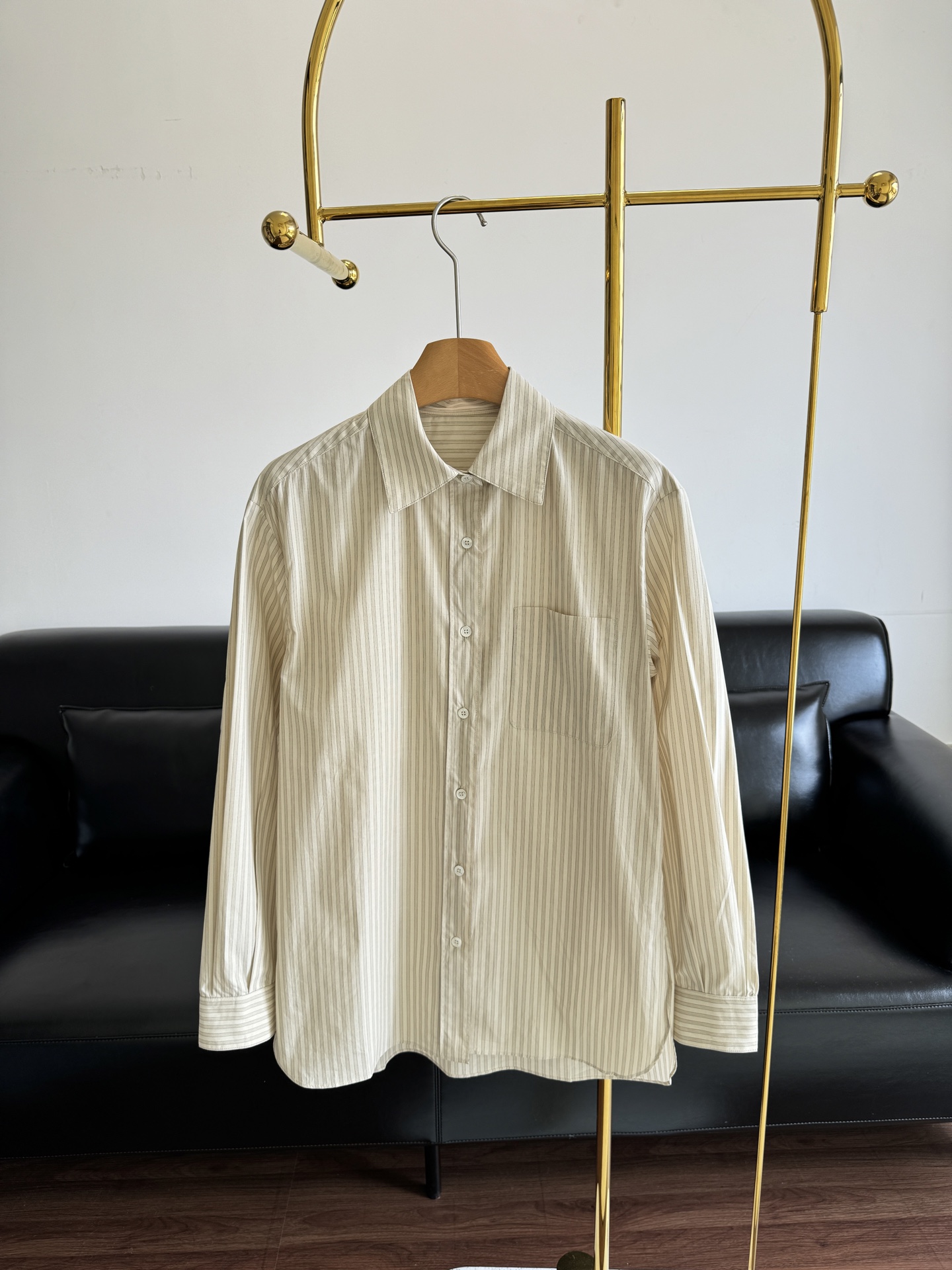 NO:448528,——The Row 25ss Striped Shirt The thin striped sunscreen shirt is refreshing and versatile!  !  A striped shirt is really a magical item. It can be used to make a concave look and take photos and protect yourself from the sun. It is a thin style that is more suitable for summer and is also very casual with shorts. It is also very nice to wear trousers when it is cooler!  !  code sml, shorts,shirts,alexander wang19860909——The Row 25ss 条纹衬衫 薄款条纹防晒衬衫清爽又百搭！！ 条纹衬衫真的是个神奇的单品～可以凹造型拍照又可以防晒～ 夏日比较适合的薄款,搭短裤也很休闲～ 天凉一点搭长裤也是很好看的！！ 码数sml,,shorts,shirts,alexander wang,Women's clothing