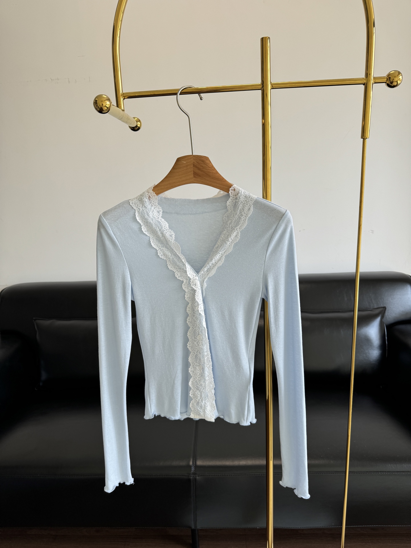 NO:448496,——Miumiu lace-edged sweater. A gentle and soft baby blue lace-edged knitted cardigan!  I'm so faded!  It shows a gentle color, low-saturation blue is fresh and white. The soft fufu fabric is also very comfortable to touch. The V-neck lace splicing design is purely lustful, and it has a sense of atmosphere when you knock it!  It's great to wear any pair of pants!  Code sml, miumiu, alexander wang19860909——miumiu 蕾丝边针织衫 温温柔柔baby蓝蕾丝边针织开衫！美晕了！ 很显温柔的颜色,低饱和度蓝色清新又显白.软fufu的面料,摸上去也很舒服.v领蕾丝拼接设计,纯欲感拿捏了,敲有氛围感啊！随便搭配一条裤子都很好！ 码数sml,,miumiu,alexander wang,Women's clothing
